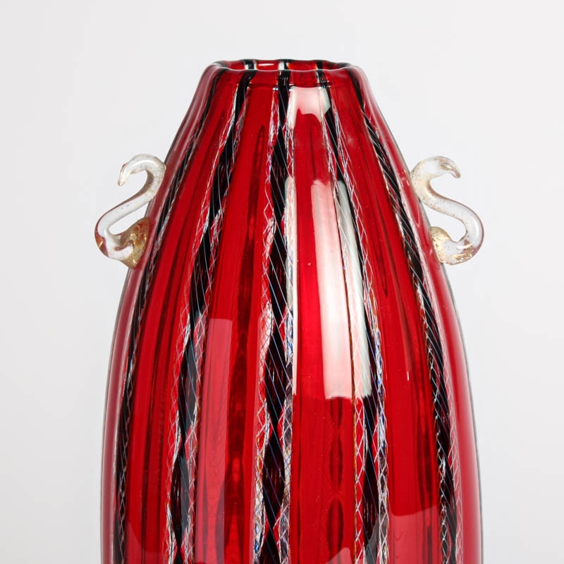 Detail a: Vase, Fratelli Toso Murano, 1960er Jahre, mundgeblasenes Glas in rot-schwarzer zanfirico Technik, aufgesetzte angedeutete Henkel, H. ca. 23cm