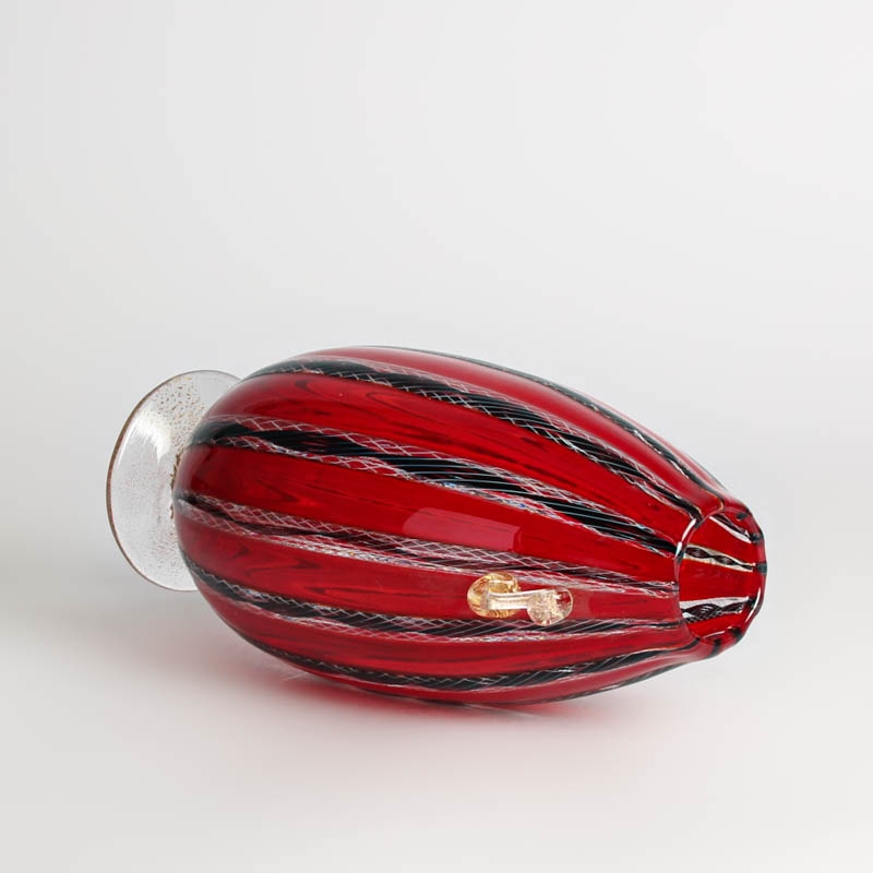 Detail b: Vase, Fratelli Toso Murano, 1960er Jahre, mundgeblasenes Glas in rot-schwarzer zanfirico Technik, aufgesetzte angedeutete Henkel, H. ca. 23cm