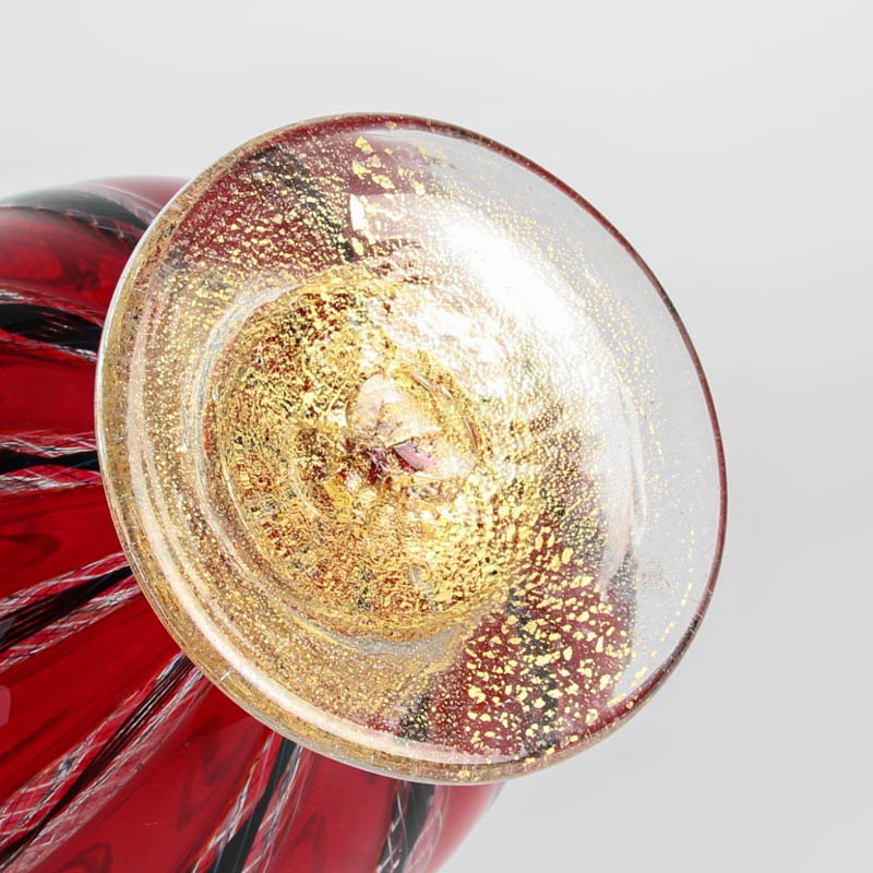 Detail c: Vase, Fratelli Toso Murano, 1960er Jahre, mundgeblasenes Glas in rot-schwarzer zanfirico Technik, aufgesetzte angedeutete Henkel, H. ca. 23cm