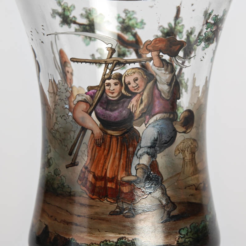 Detail a: Pokalglas, Böhmen, Mitte 19. Jh., dickwandiges farbloses Glas, umlaufend reich bunt bemalt mit Bauernpaar und Dudelsackspieler mit Bäumen, Feld und ...