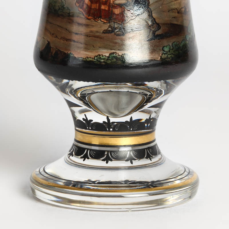 Detail b: Pokalglas, Böhmen, Mitte 19. Jh., dickwandiges farbloses Glas, umlaufend reich bunt bemalt mit Bauernpaar und Dudelsackspieler mit Bäumen, Feld und ...