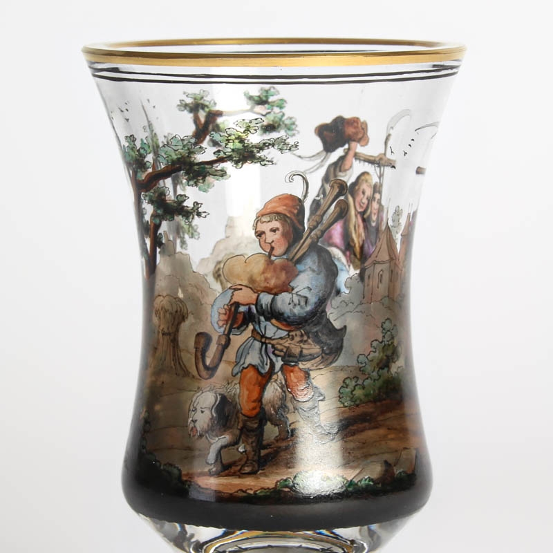 Detail d: Pokalglas, Böhmen, Mitte 19. Jh., dickwandiges farbloses Glas, umlaufend reich bunt bemalt mit Bauernpaar und Dudelsackspieler mit Bäumen, Feld und ...