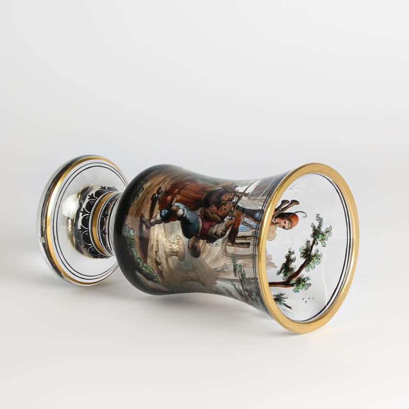 Detail e: Pokalglas, Böhmen, Mitte 19. Jh., dickwandiges farbloses Glas, umlaufend reich bunt bemalt mit Bauernpaar und Dudelsackspieler mit Bäumen, Feld und ...