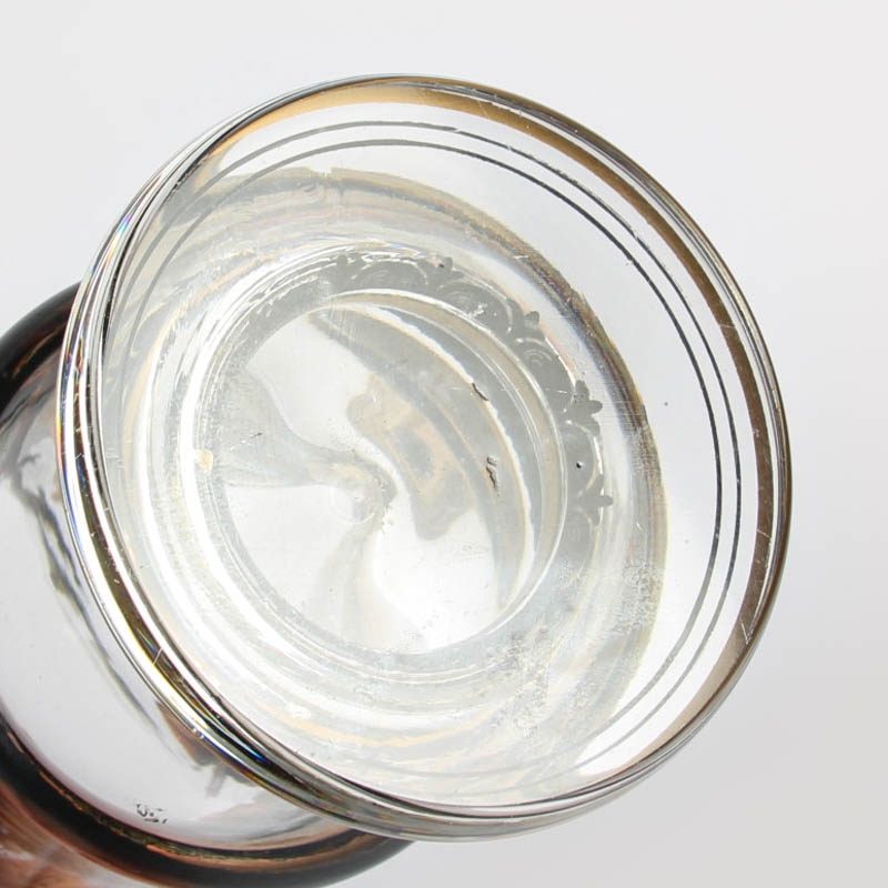 Detail f: Pokalglas, Böhmen, Mitte 19. Jh., dickwandiges farbloses Glas, umlaufend reich bunt bemalt mit Bauernpaar und Dudelsackspieler mit Bäumen, Feld und ...
