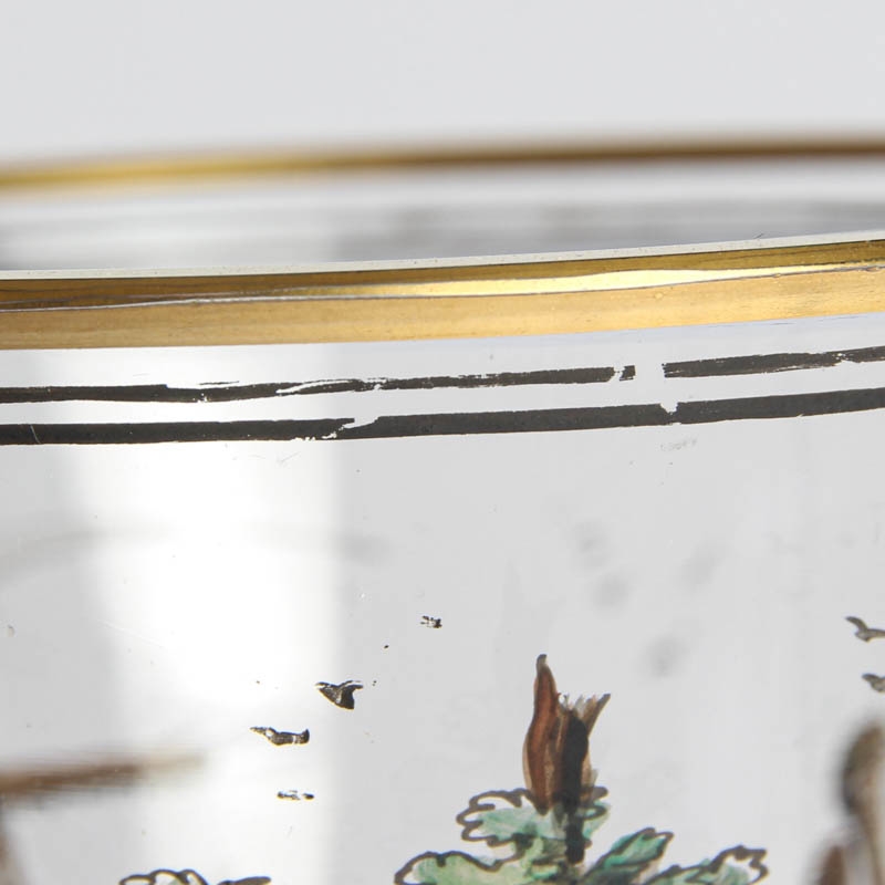 Detail h: Pokalglas, Böhmen, Mitte 19. Jh., dickwandiges farbloses Glas, umlaufend reich bunt bemalt mit Bauernpaar und Dudelsackspieler mit Bäumen, Feld und ...