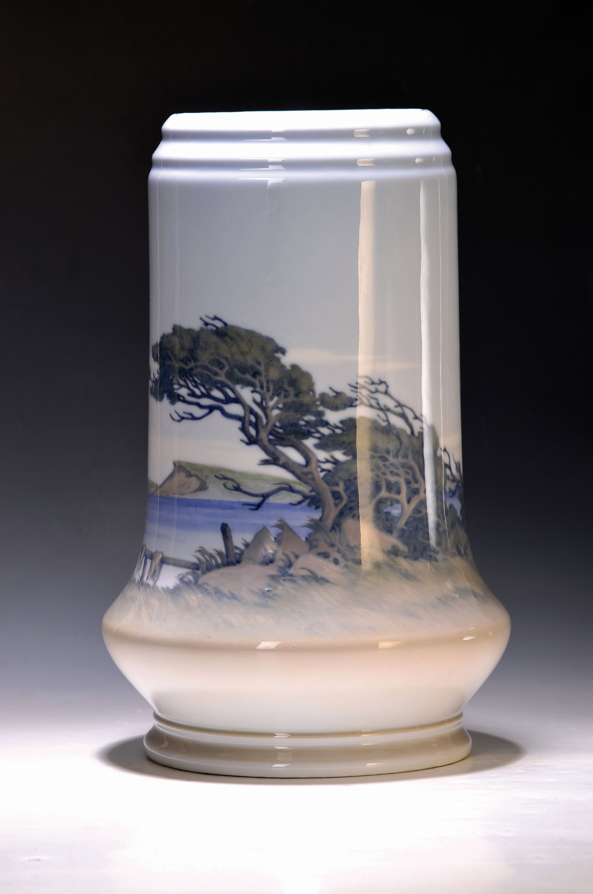 Große Vase, Kgl. Kopenhagen, datiert 1920, Unikat von Richard Boecher, Porzellan, umlaufend bunt bemalt mit windiger Uferlandschaft, am Boden ...