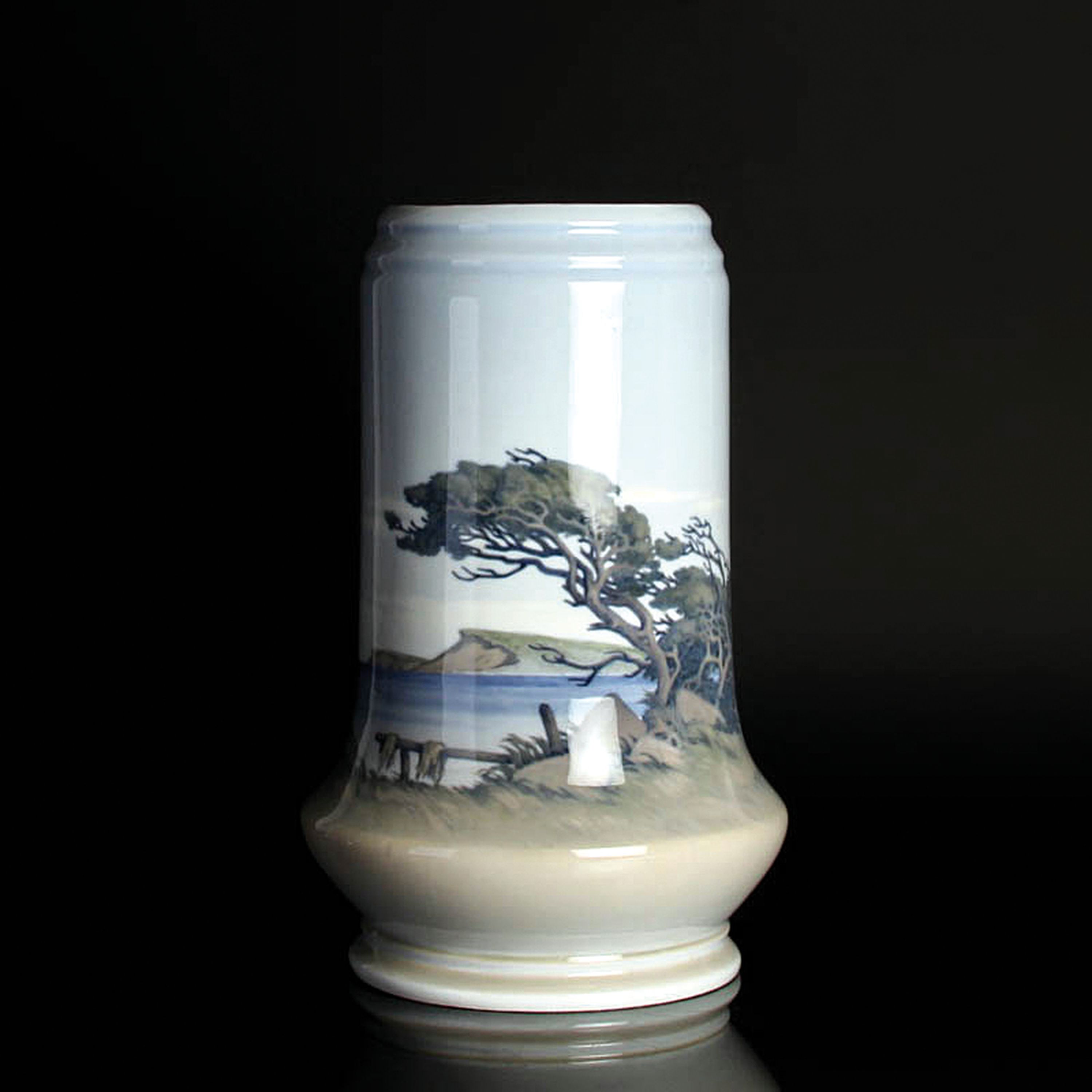 Detail a: Große Vase, Kgl. Kopenhagen, datiert 1920, Unikat von Richard Boecher, Porzellan, umlaufend bunt bemalt mit windiger Uferlandschaft, am Boden ...