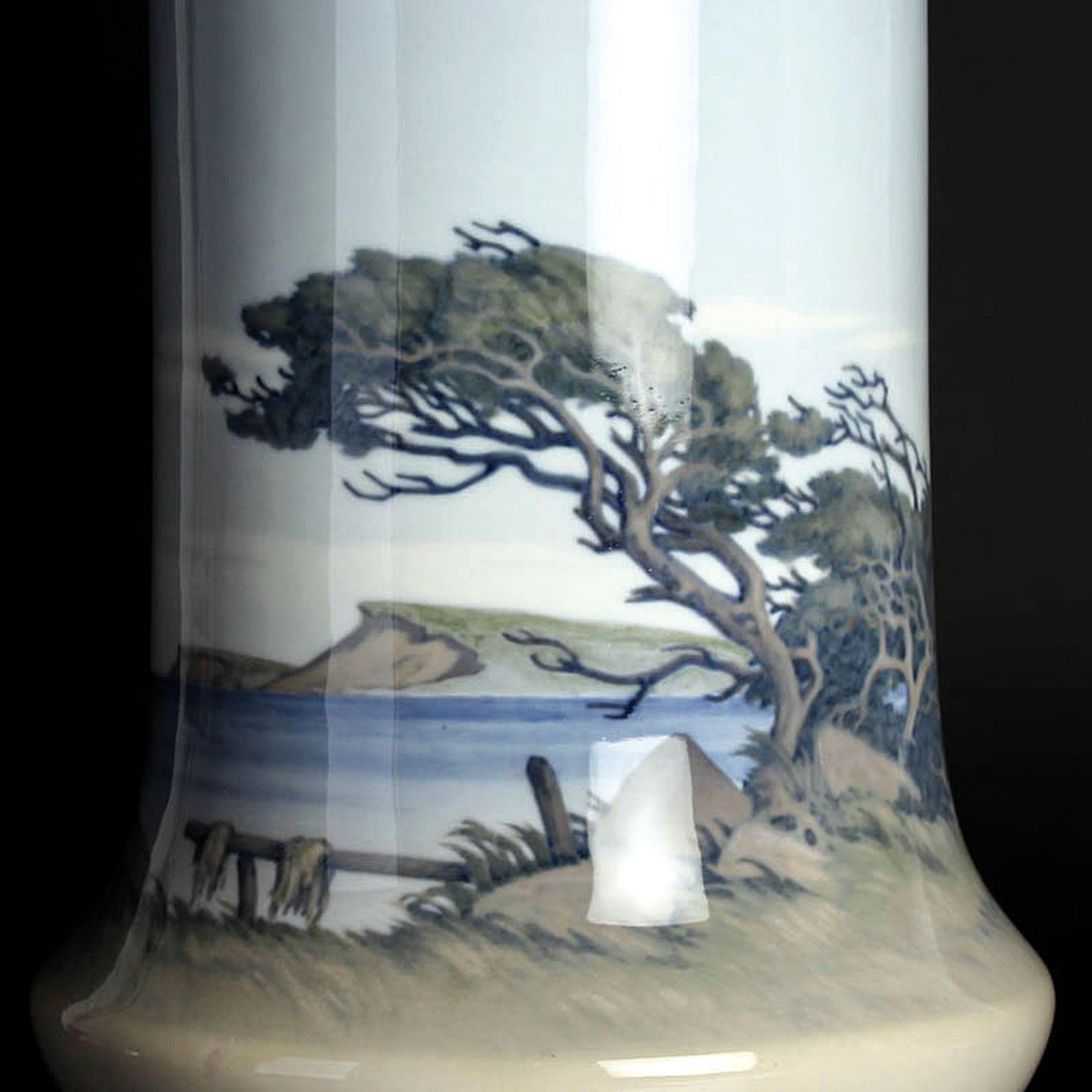 Detail b: Große Vase, Kgl. Kopenhagen, datiert 1920, Unikat von Richard Boecher, Porzellan, umlaufend bunt bemalt mit windiger Uferlandschaft, am Boden ...