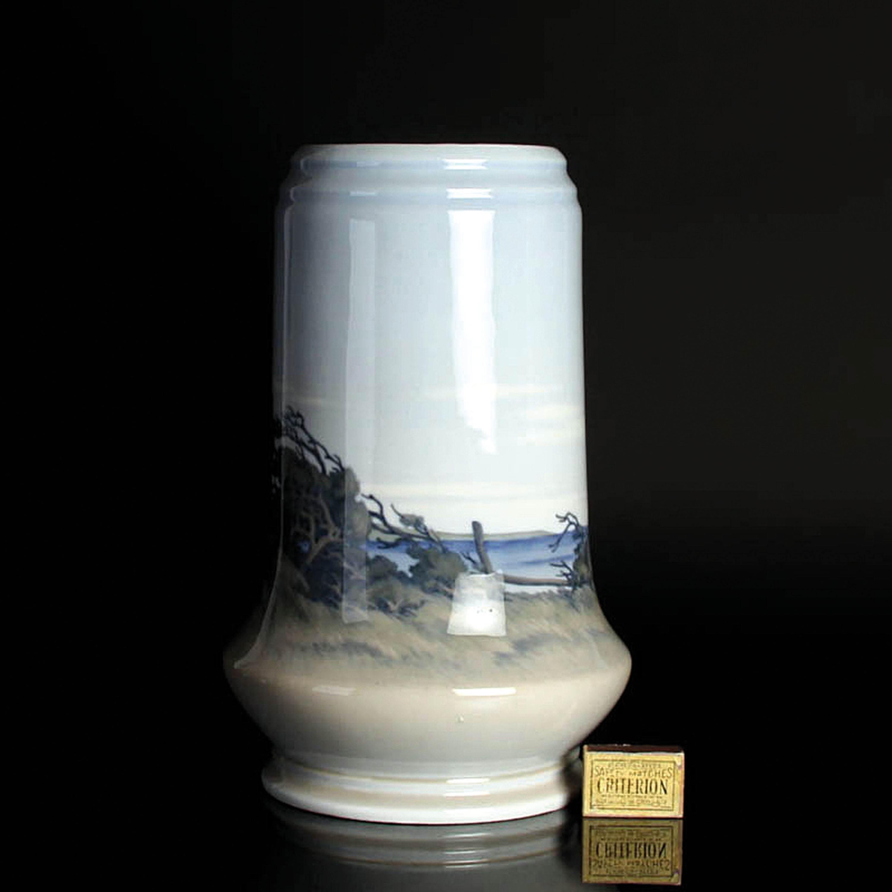 Detail c: Große Vase, Kgl. Kopenhagen, datiert 1920, Unikat von Richard Boecher, Porzellan, umlaufend bunt bemalt mit windiger Uferlandschaft, am Boden ...