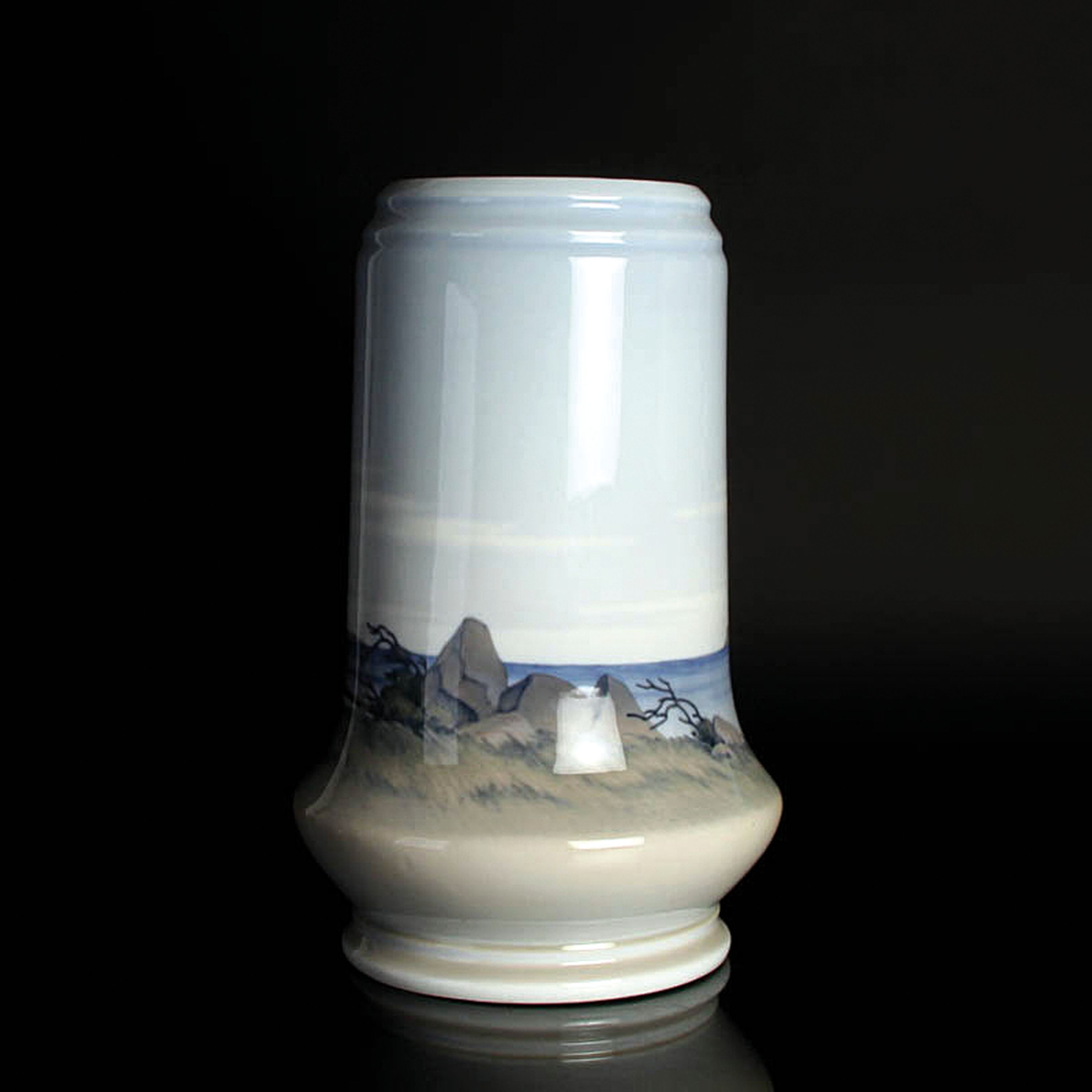 Detail d: Große Vase, Kgl. Kopenhagen, datiert 1920, Unikat von Richard Boecher, Porzellan, umlaufend bunt bemalt mit windiger Uferlandschaft, am Boden ...