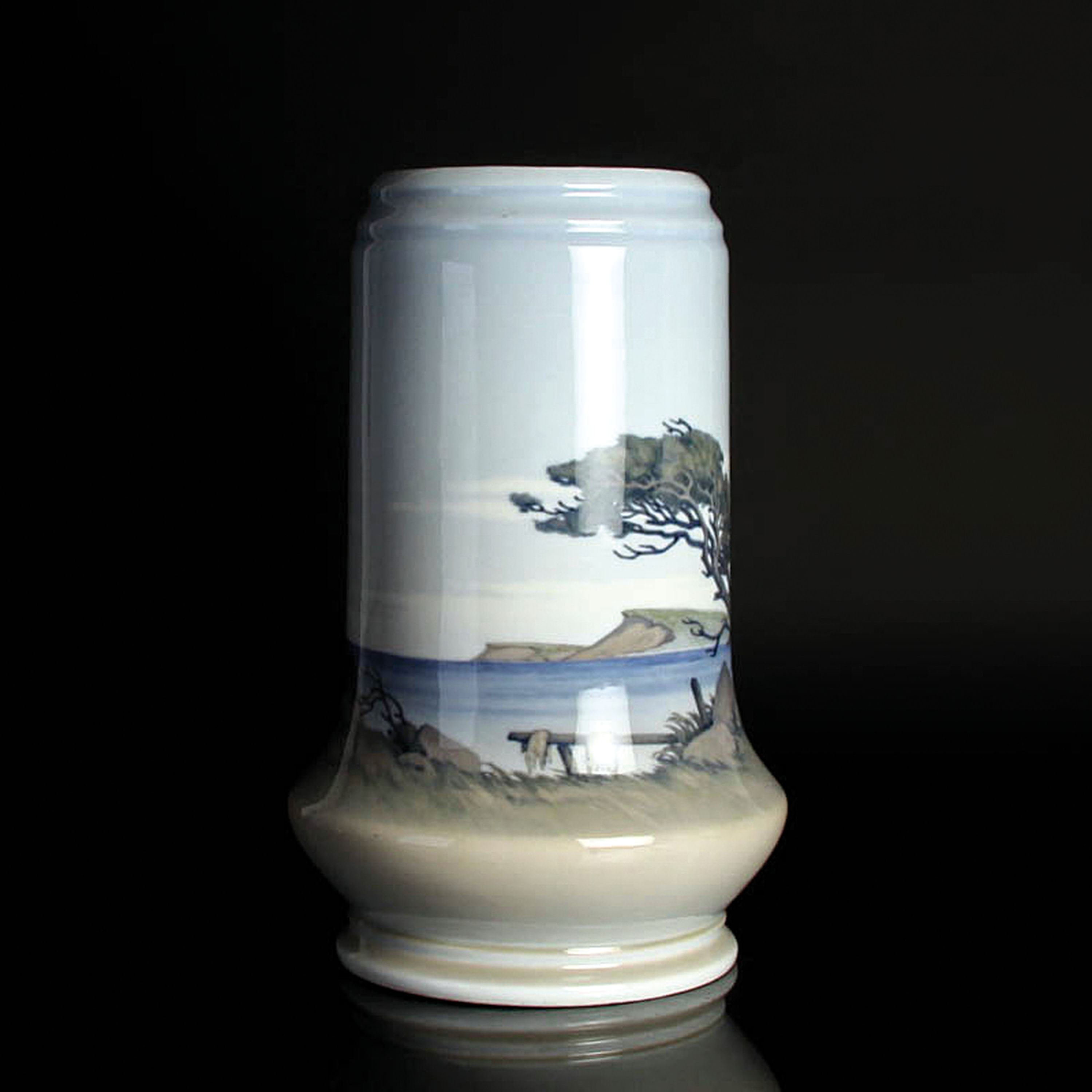 Detail e: Große Vase, Kgl. Kopenhagen, datiert 1920, Unikat von Richard Boecher, Porzellan, umlaufend bunt bemalt mit windiger Uferlandschaft, am Boden ...