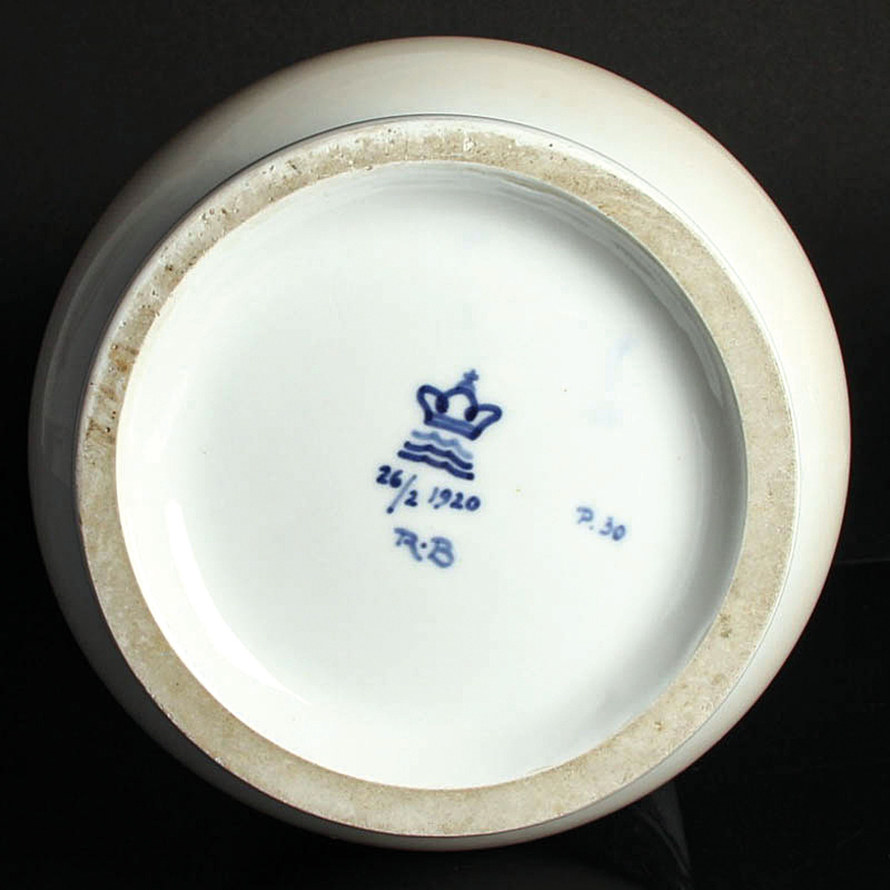 Detail g: Große Vase, Kgl. Kopenhagen, datiert 1920, Unikat von Richard Boecher, Porzellan, umlaufend bunt bemalt mit windiger Uferlandschaft, am Boden ...