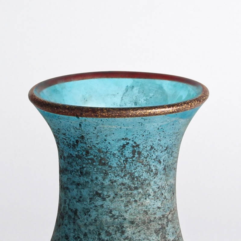 Detail b: Vase, Ermanno Nason, Murano, 1963-1972, blaues Glas mit Bändern und Tupfen appliziert, Oberflächenbehandlung in scavo Technik, H. ca. 20cm