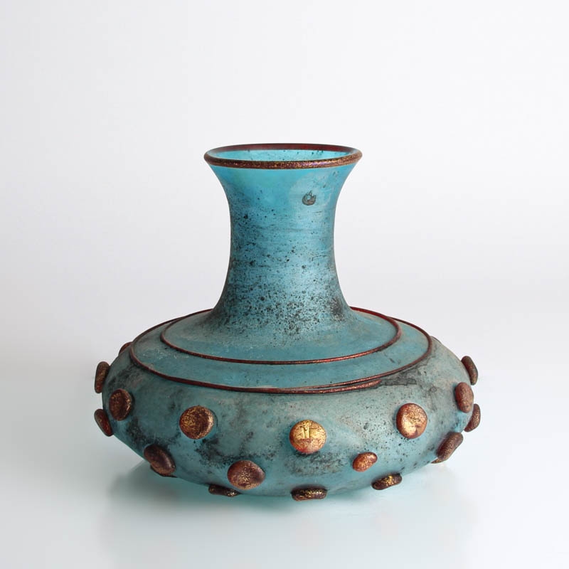 Detail c: Vase, Ermanno Nason, Murano, 1963-1972, blaues Glas mit Bändern und Tupfen appliziert, Oberflächenbehandlung in scavo Technik, H. ca. 20cm