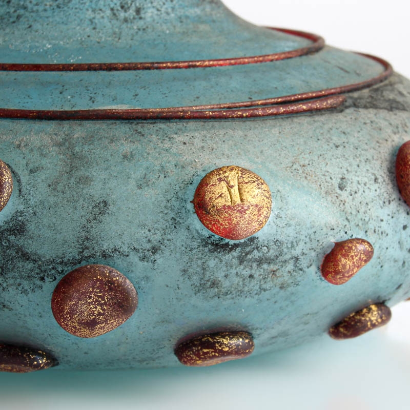 Detail d: Vase, Ermanno Nason, Murano, 1963-1972, blaues Glas mit Bändern und Tupfen appliziert, Oberflächenbehandlung in scavo Technik, H. ca. 20cm