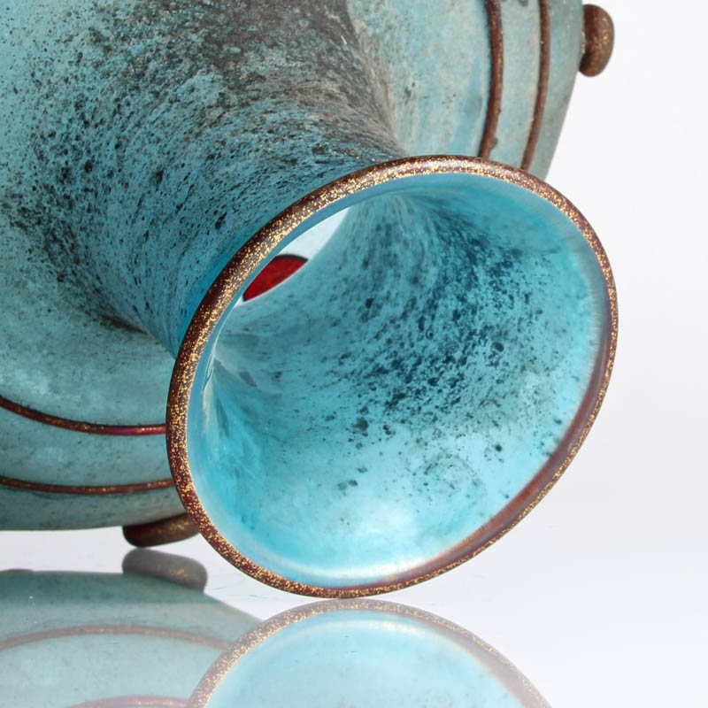 Detail e: Vase, Ermanno Nason, Murano, 1963-1972, blaues Glas mit Bändern und Tupfen appliziert, Oberflächenbehandlung in scavo Technik, H. ca. 20cm