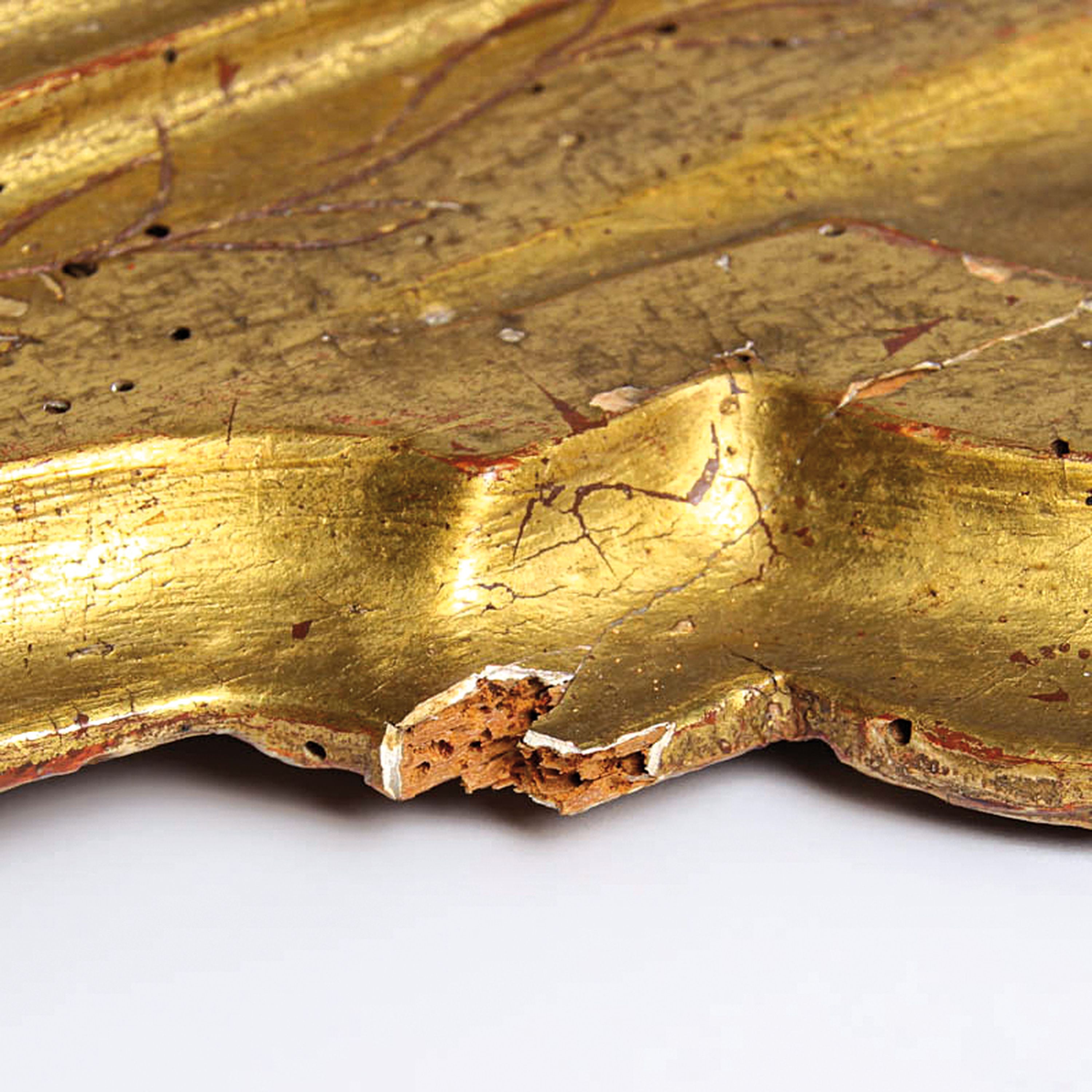 Detail h: Barocker Wandspiegel, wohl Italien, 18. Jh.,Holzrahmen mit vegetabilen Flachschnitzereien und Pediment-Vergoldung, Spiegelfolie korr., ca. 68x56 cm, ...