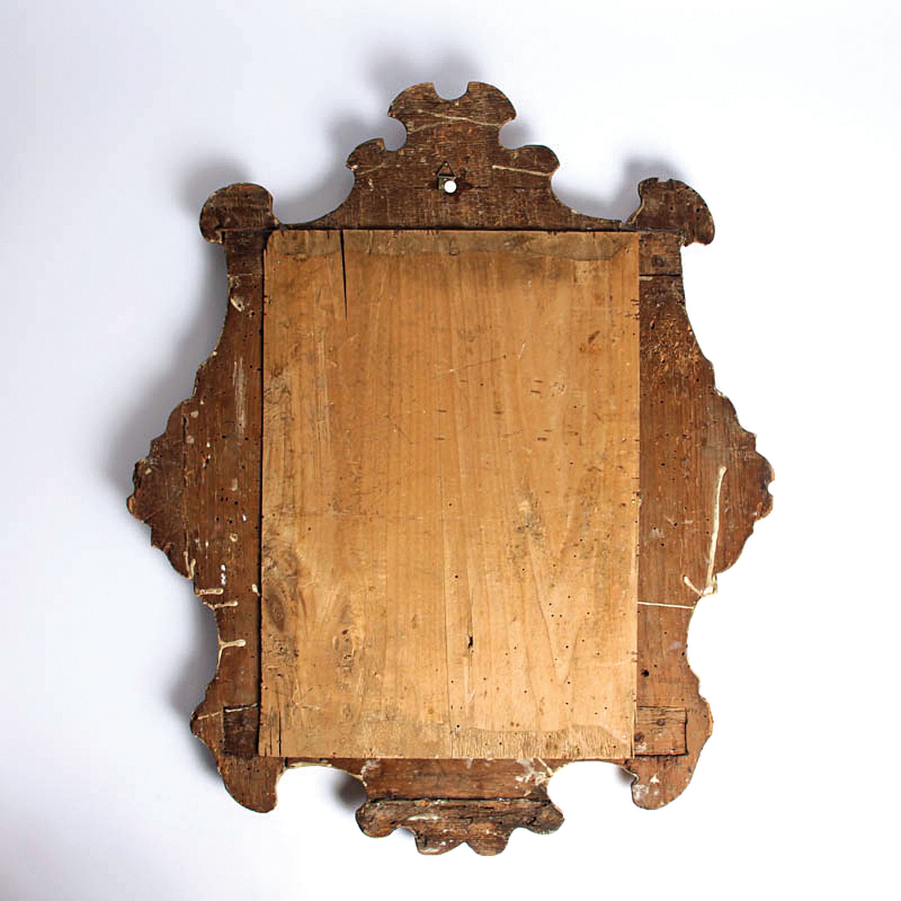 Detail j: Barocker Wandspiegel, wohl Italien, 18. Jh.,Holzrahmen mit vegetabilen Flachschnitzereien und Pediment-Vergoldung, Spiegelfolie korr., ca. 68x56 cm, ...