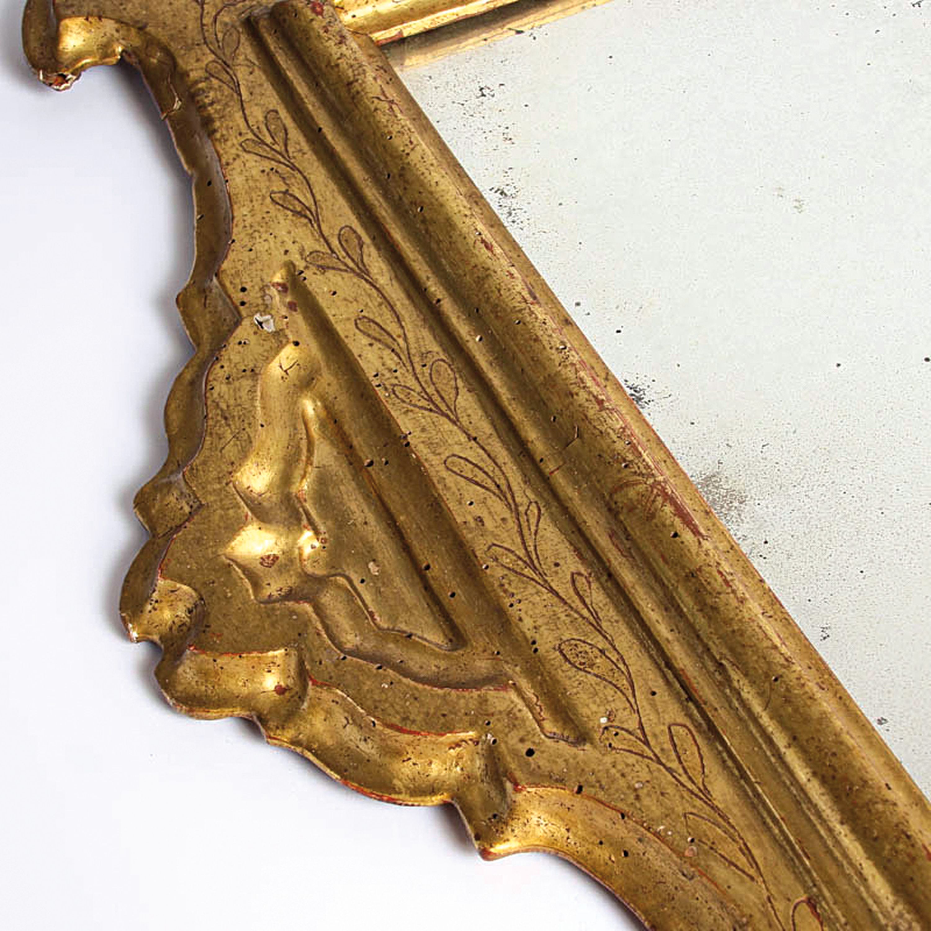 Detail k: Barocker Wandspiegel, wohl Italien, 18. Jh.,Holzrahmen mit vegetabilen Flachschnitzereien und Pediment-Vergoldung, Spiegelfolie korr., ca. 68x56 cm, ...