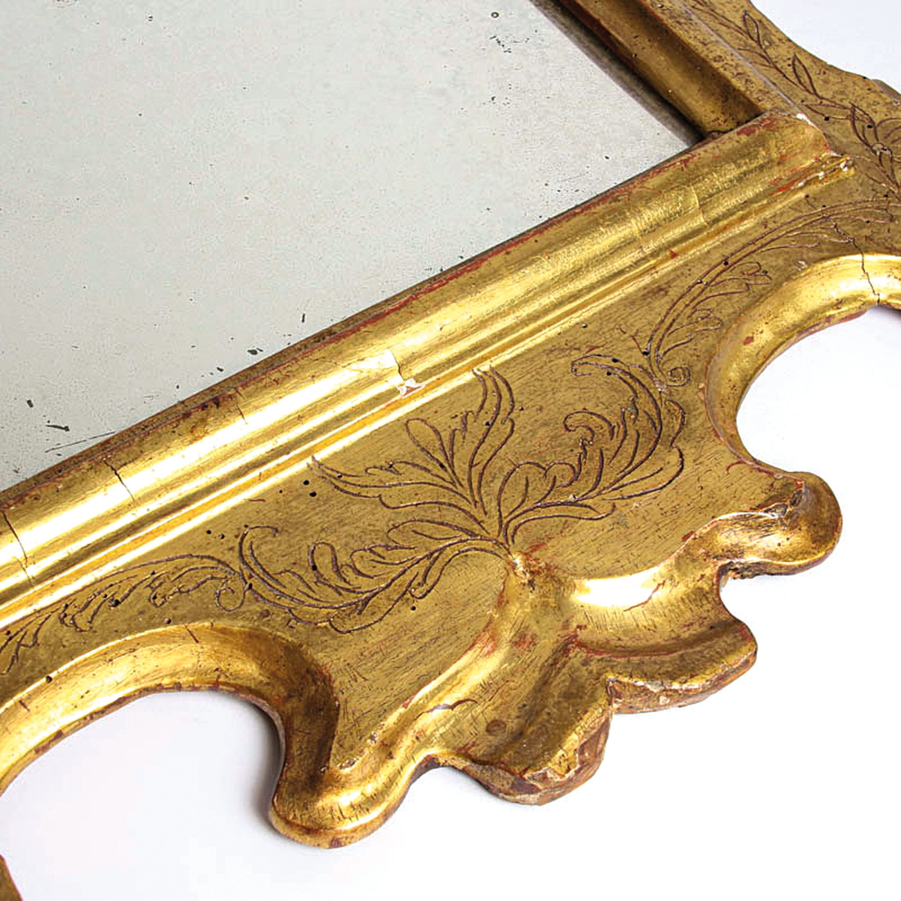 Detail l: Barocker Wandspiegel, wohl Italien, 18. Jh.,Holzrahmen mit vegetabilen Flachschnitzereien und Pediment-Vergoldung, Spiegelfolie korr., ca. 68x56 cm, ...
