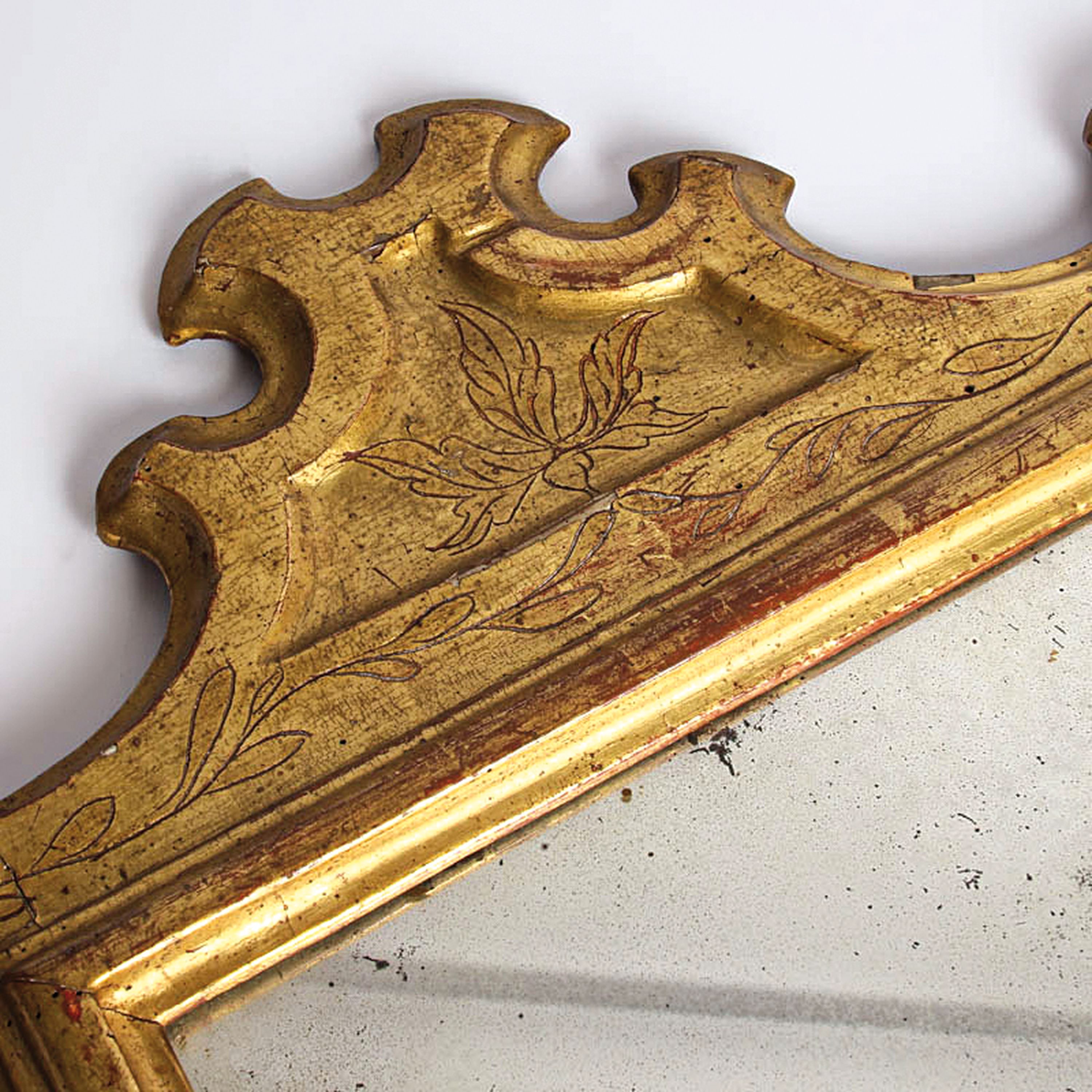 Detail m: Barocker Wandspiegel, wohl Italien, 18. Jh.,Holzrahmen mit vegetabilen Flachschnitzereien und Pediment-Vergoldung, Spiegelfolie korr., ca. 68x56 cm, ...