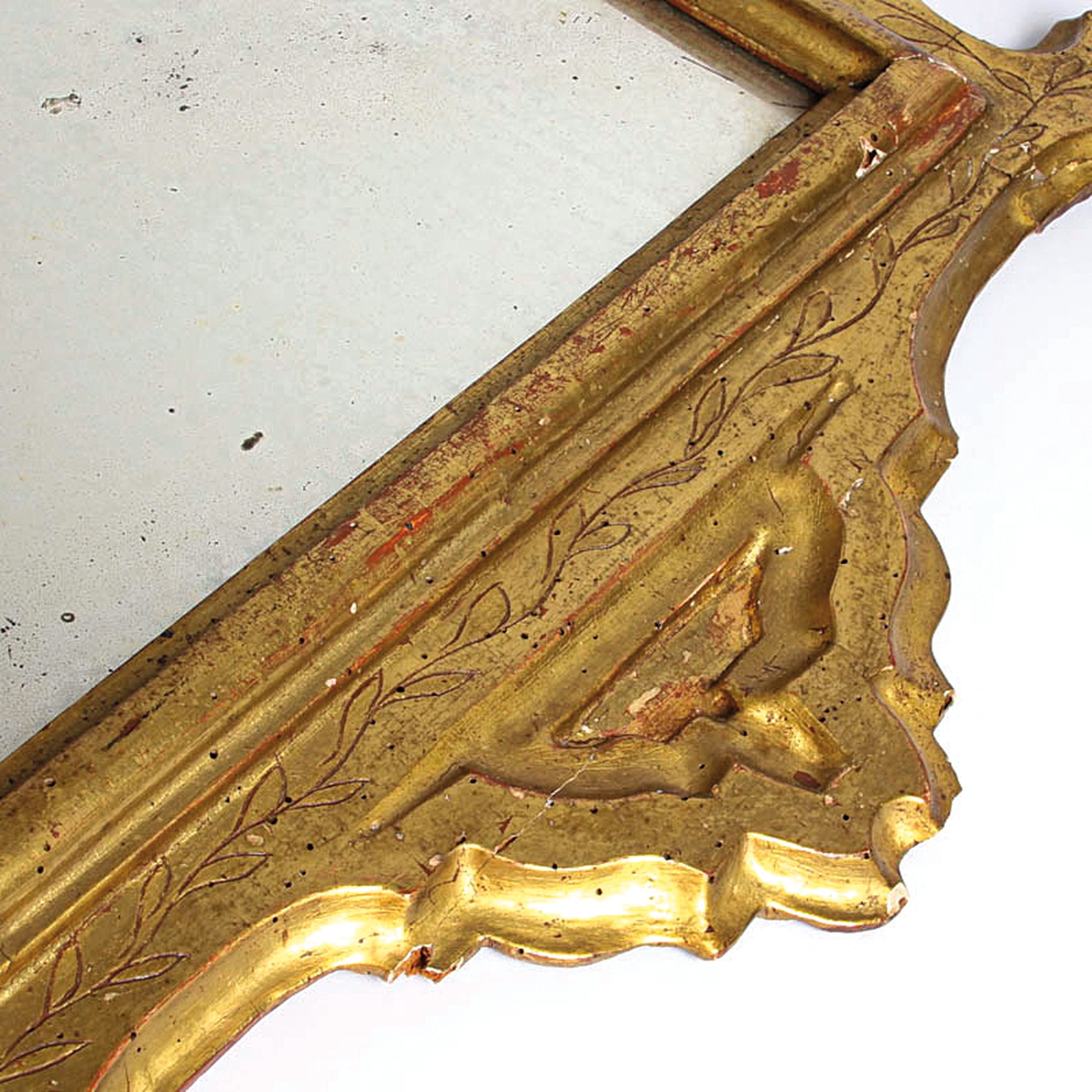Detail n: Barocker Wandspiegel, wohl Italien, 18. Jh.,Holzrahmen mit vegetabilen Flachschnitzereien und Pediment-Vergoldung, Spiegelfolie korr., ca. 68x56 cm, ...