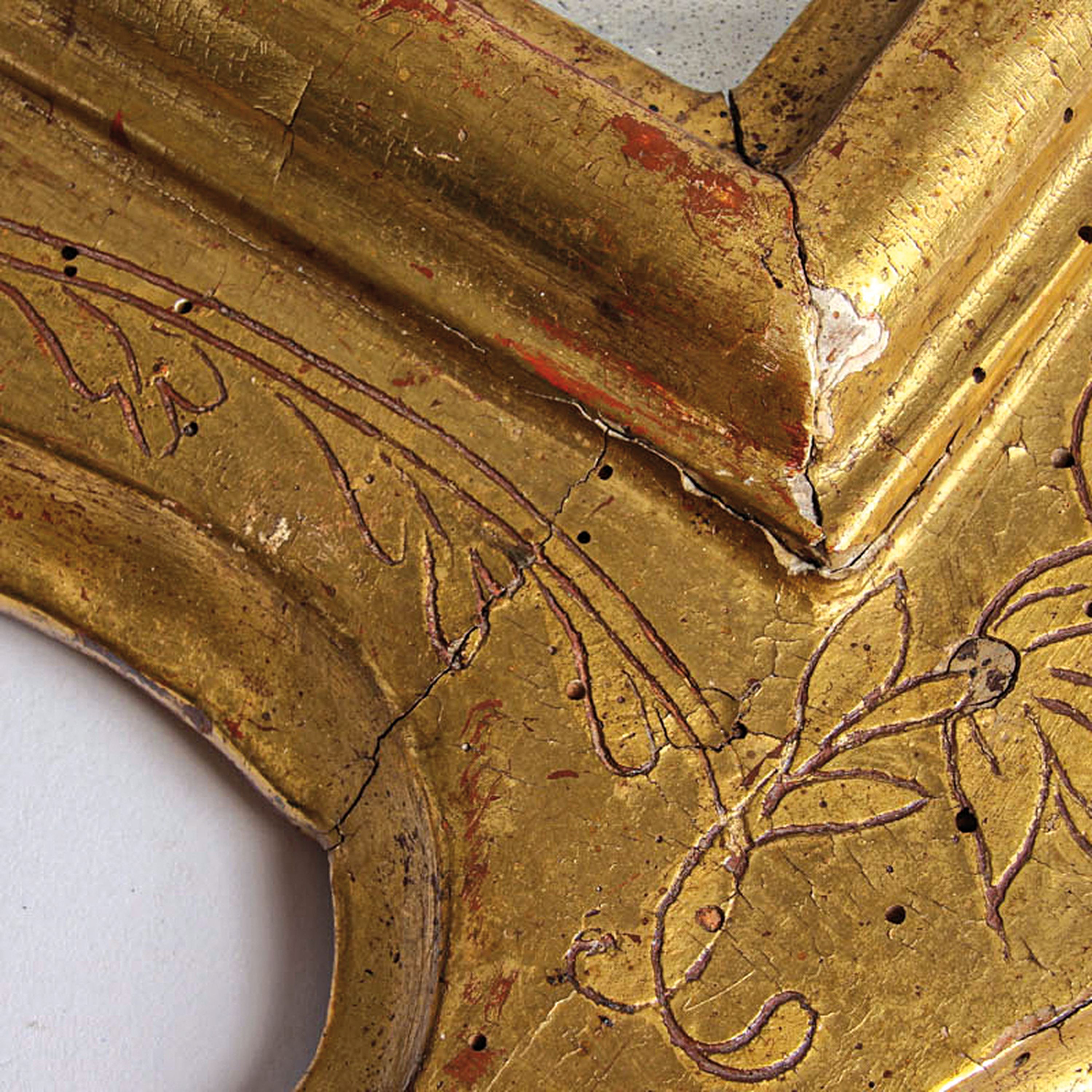 Detail o: Barocker Wandspiegel, wohl Italien, 18. Jh.,Holzrahmen mit vegetabilen Flachschnitzereien und Pediment-Vergoldung, Spiegelfolie korr., ca. 68x56 cm, ...