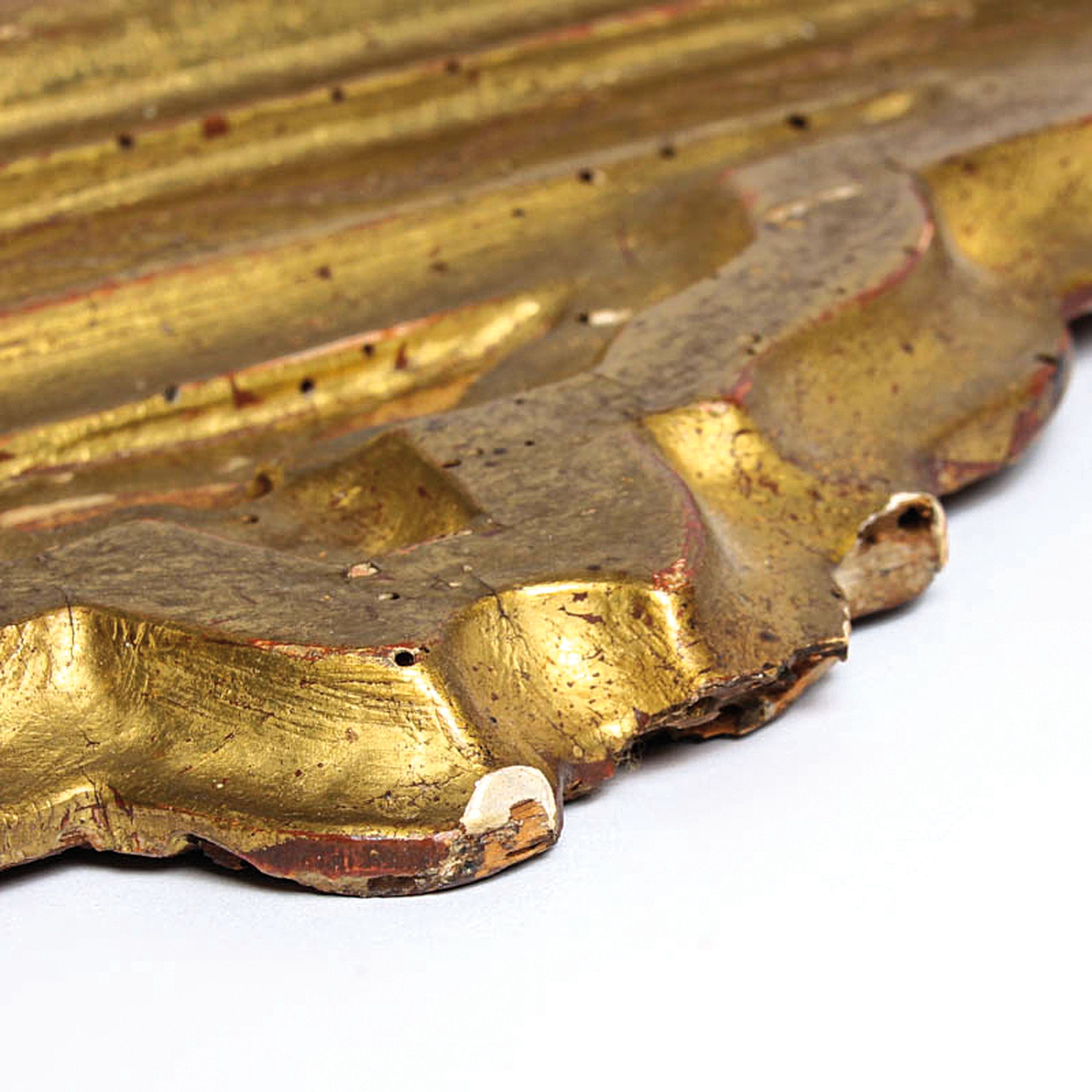 Detail p: Barocker Wandspiegel, wohl Italien, 18. Jh.,Holzrahmen mit vegetabilen Flachschnitzereien und Pediment-Vergoldung, Spiegelfolie korr., ca. 68x56 cm, ...