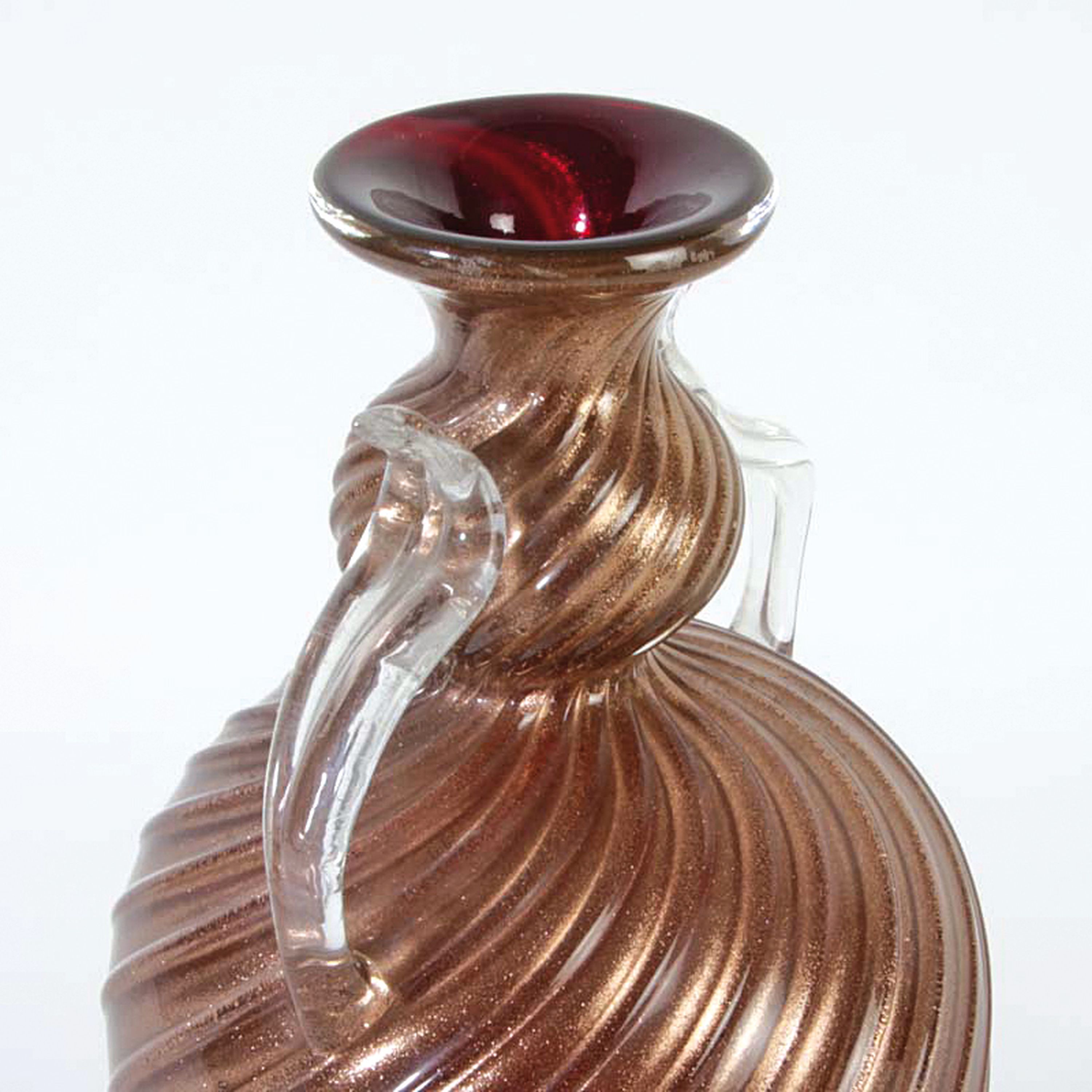 Detail b: Doppelhenkelvase, wohl Ercole Barovier, Murano, farbloses Glas mit sog. Aventurin- Einshcmelzung, in sich gedreht, H. ca. 28cm