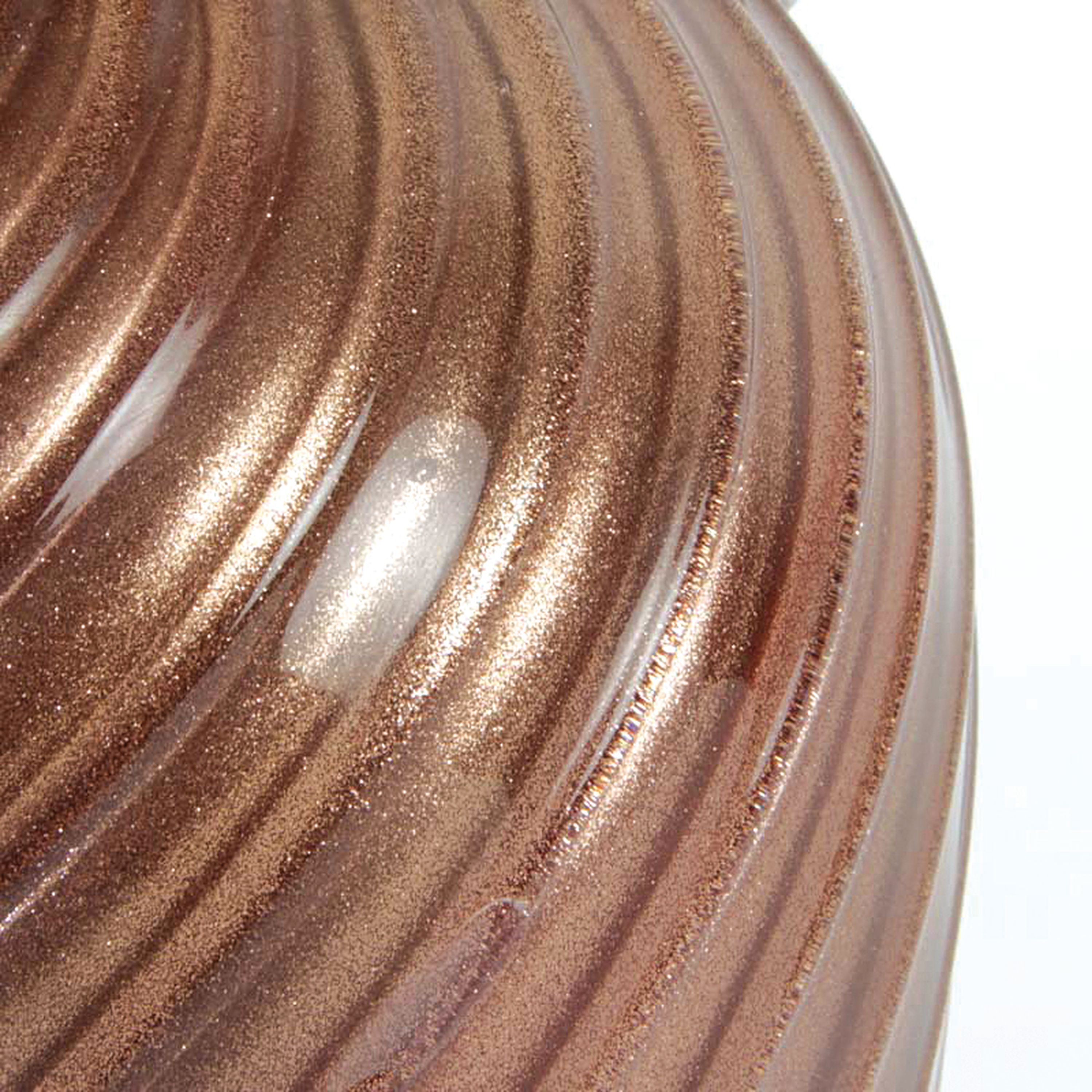 Detail e: Doppelhenkelvase, wohl Ercole Barovier, Murano, farbloses Glas mit sog. Aventurin- Einshcmelzung, in sich gedreht, H. ca. 28cm