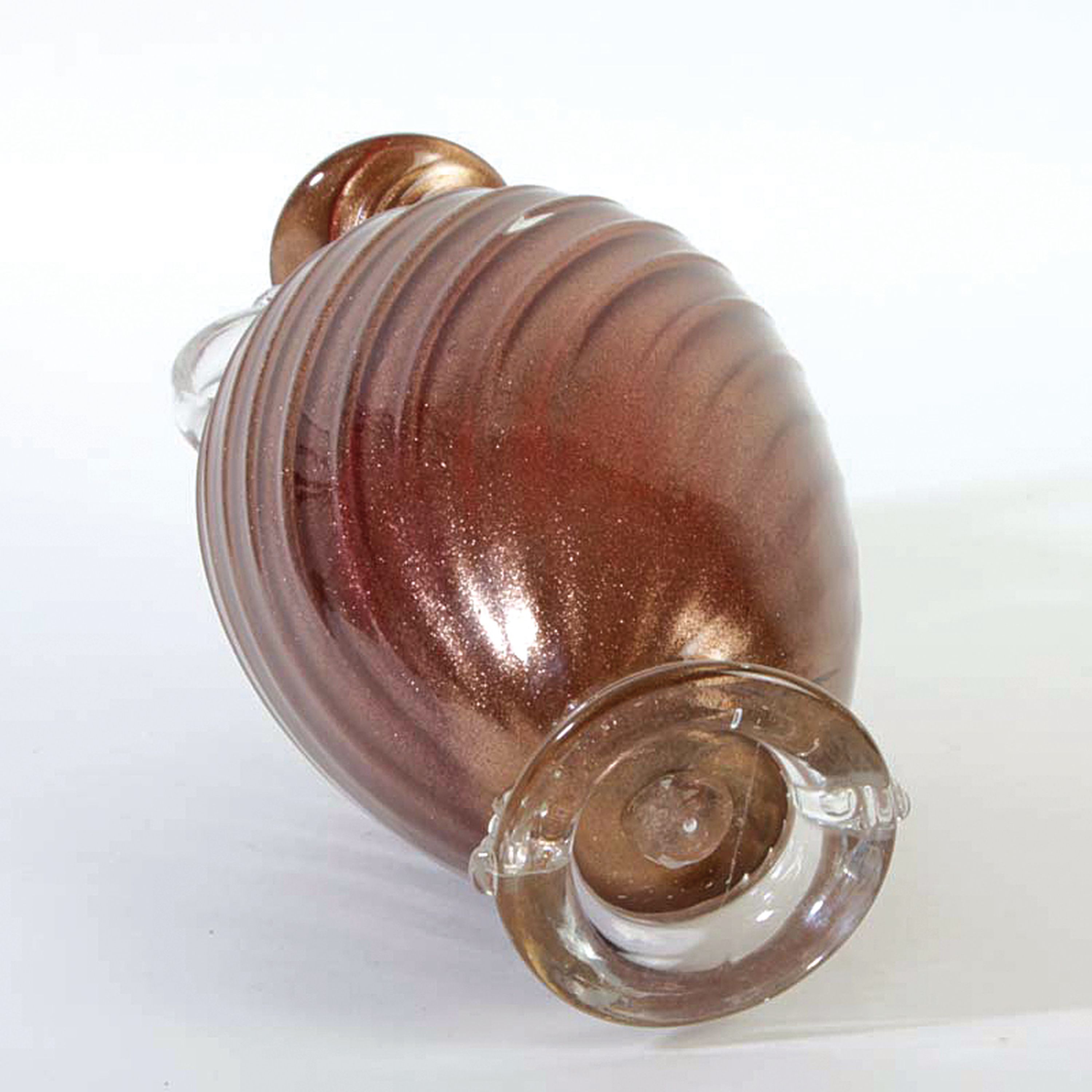 Detail g: Doppelhenkelvase, wohl Ercole Barovier, Murano, farbloses Glas mit sog. Aventurin- Einshcmelzung, in sich gedreht, H. ca. 28cm