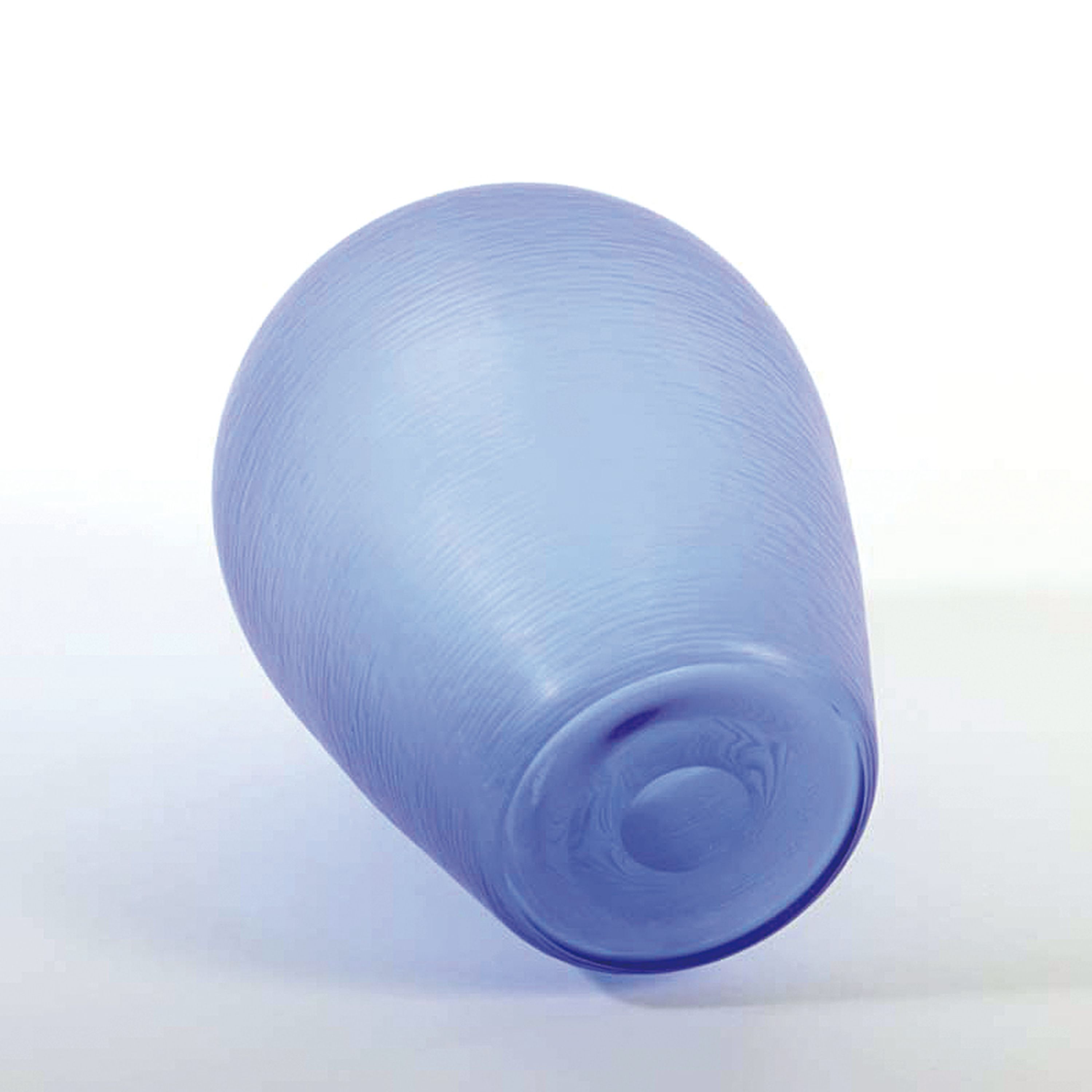 Detail d: Vase, Murano Italien, 1980er Jahre, blaues dünnwandiges Glas in batuto Technik geschliffen, ovoide Form, H. ca. 23cm
