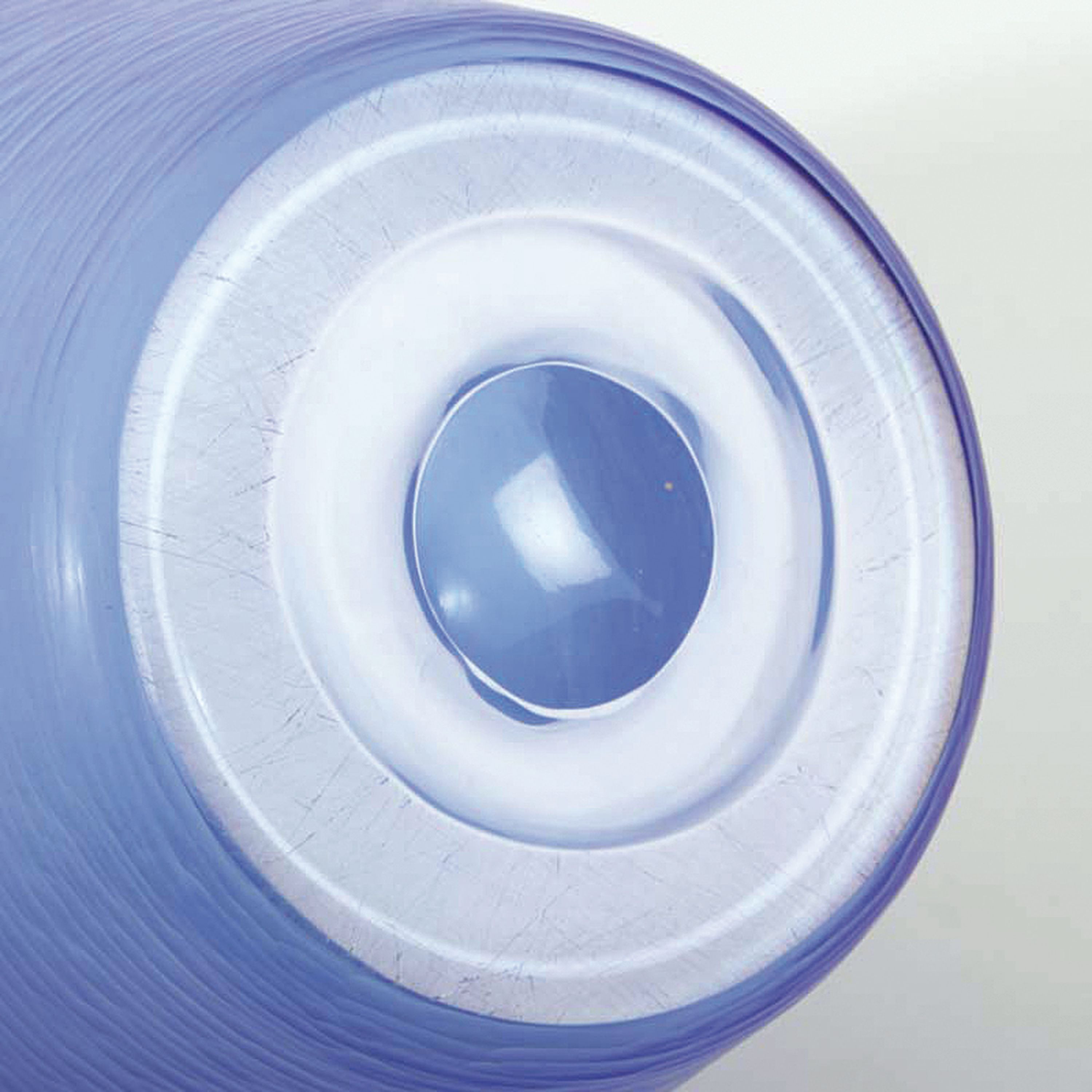 Detail e: Vase, Murano Italien, 1980er Jahre, blaues dünnwandiges Glas in batuto Technik geschliffen, ovoide Form, H. ca. 23cm