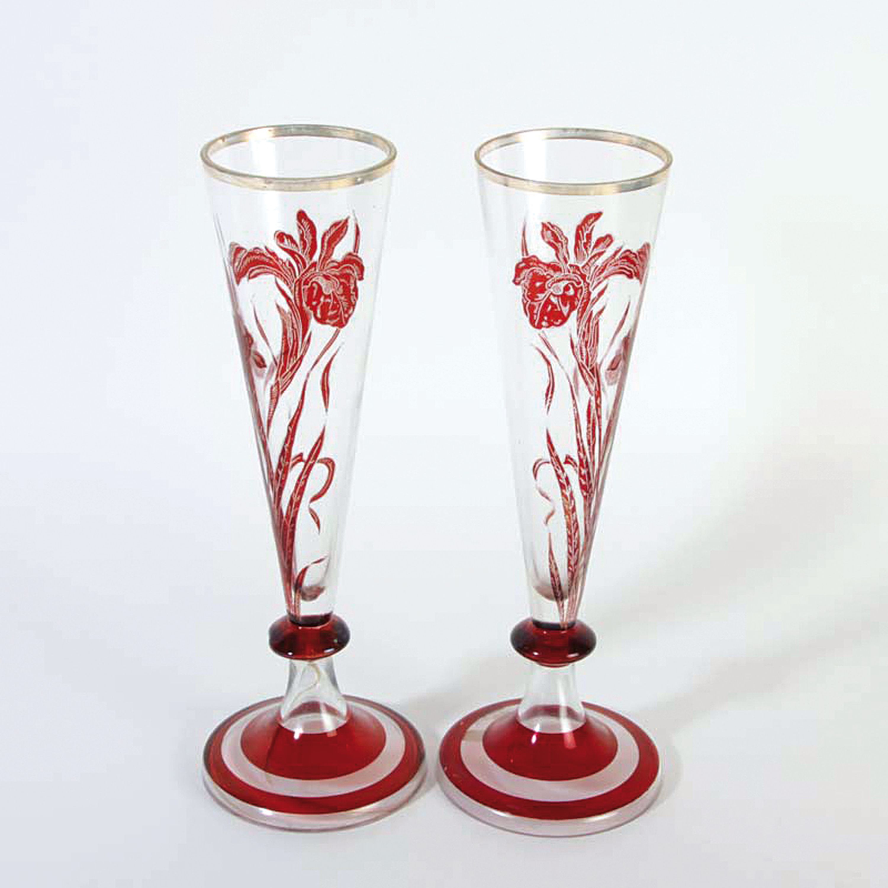 Paar Trichtervasen, Böhmen, um 1900, Jugendstil, farbloses Glas, rubiniert, geschliffener Dekor von Schwertlilien, H. ca. 34cm, Goldrand berieben