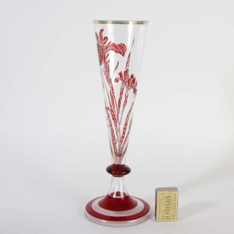 Detail a: Paar Trichtervasen, Böhmen, um 1900, Jugendstil, farbloses Glas, rubiniert, geschliffener Dekor von Schwertlilien, H. ca. 34cm, Goldrand berieben