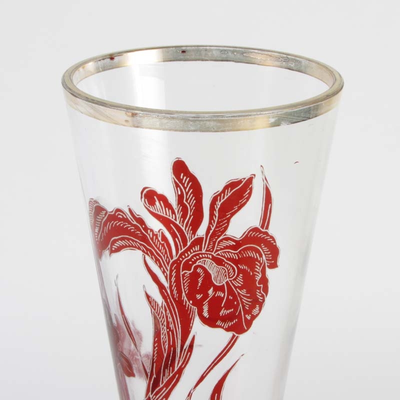 Detail c: Paar Trichtervasen, Böhmen, um 1900, Jugendstil, farbloses Glas, rubiniert, geschliffener Dekor von Schwertlilien, H. ca. 34cm, Goldrand berieben