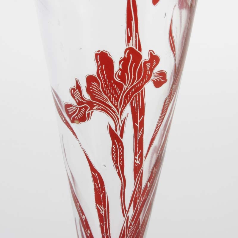 Detail d: Paar Trichtervasen, Böhmen, um 1900, Jugendstil, farbloses Glas, rubiniert, geschliffener Dekor von Schwertlilien, H. ca. 34cm, Goldrand berieben