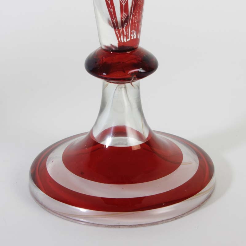 Detail e: Paar Trichtervasen, Böhmen, um 1900, Jugendstil, farbloses Glas, rubiniert, geschliffener Dekor von Schwertlilien, H. ca. 34cm, Goldrand berieben