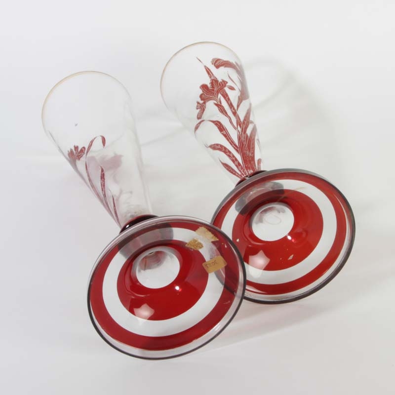 Detail g: Paar Trichtervasen, Böhmen, um 1900, Jugendstil, farbloses Glas, rubiniert, geschliffener Dekor von Schwertlilien, H. ca. 34cm, Goldrand berieben