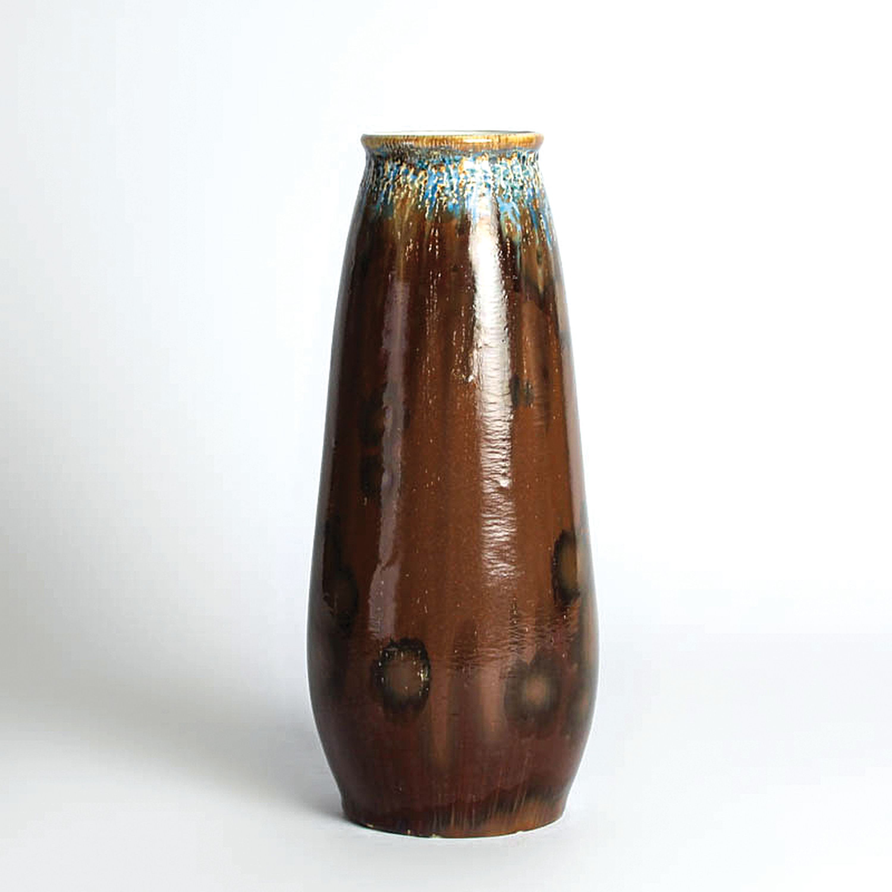Vase von Valdemar Engelhardt, Kgl. Kopenhagen, 1894-1897, Porzellan, braune Glasur mit Kristallausblühungen, oben blau-beige verlaufend, H. ca. ...