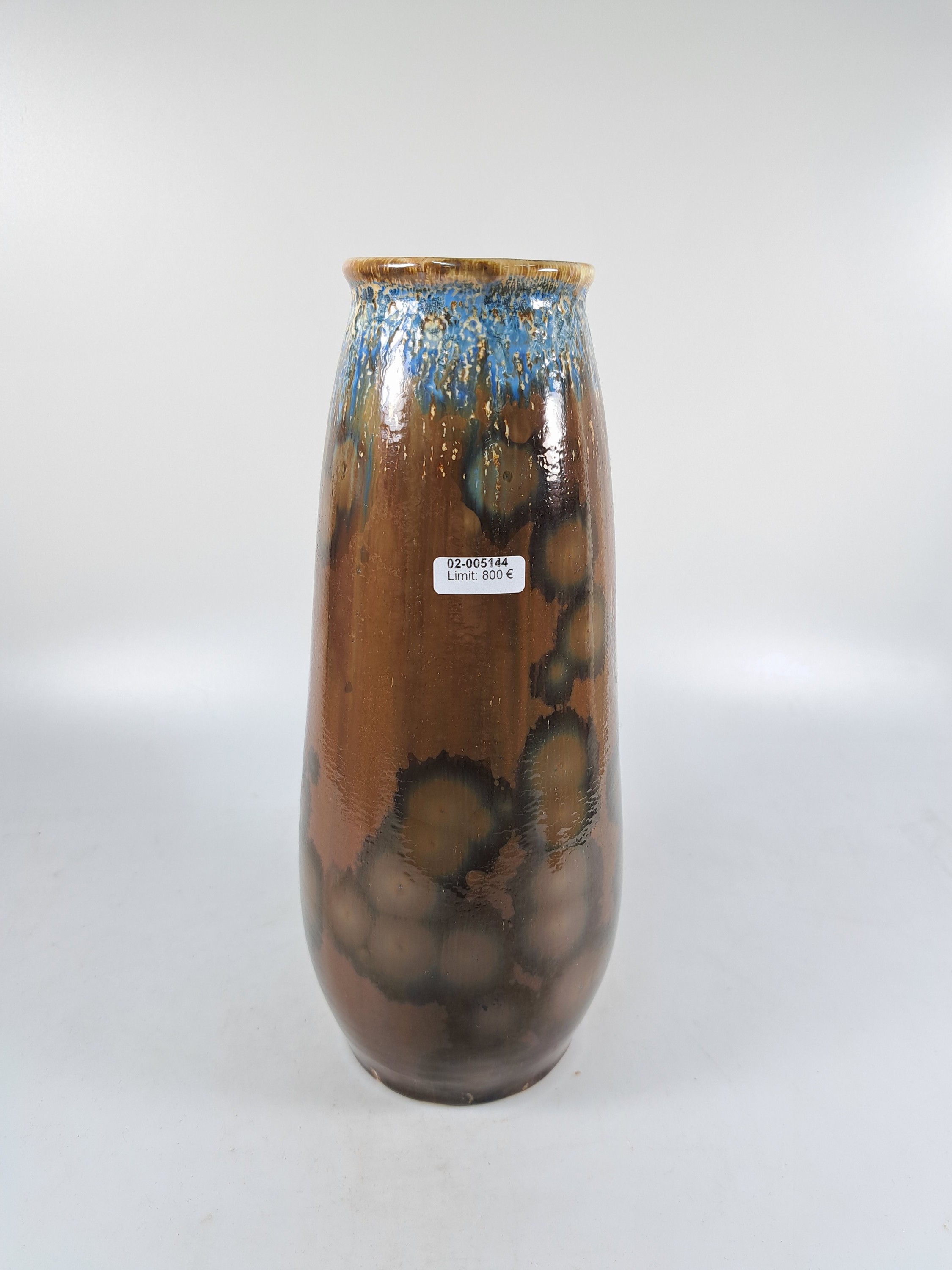 Detail a: Vase von Valdemar Engelhardt, Kgl. Kopenhagen, 1894-1897, Porzellan, braune Glasur mit Kristallausblühungen, oben blau-beige verlaufend, H. ca. ...