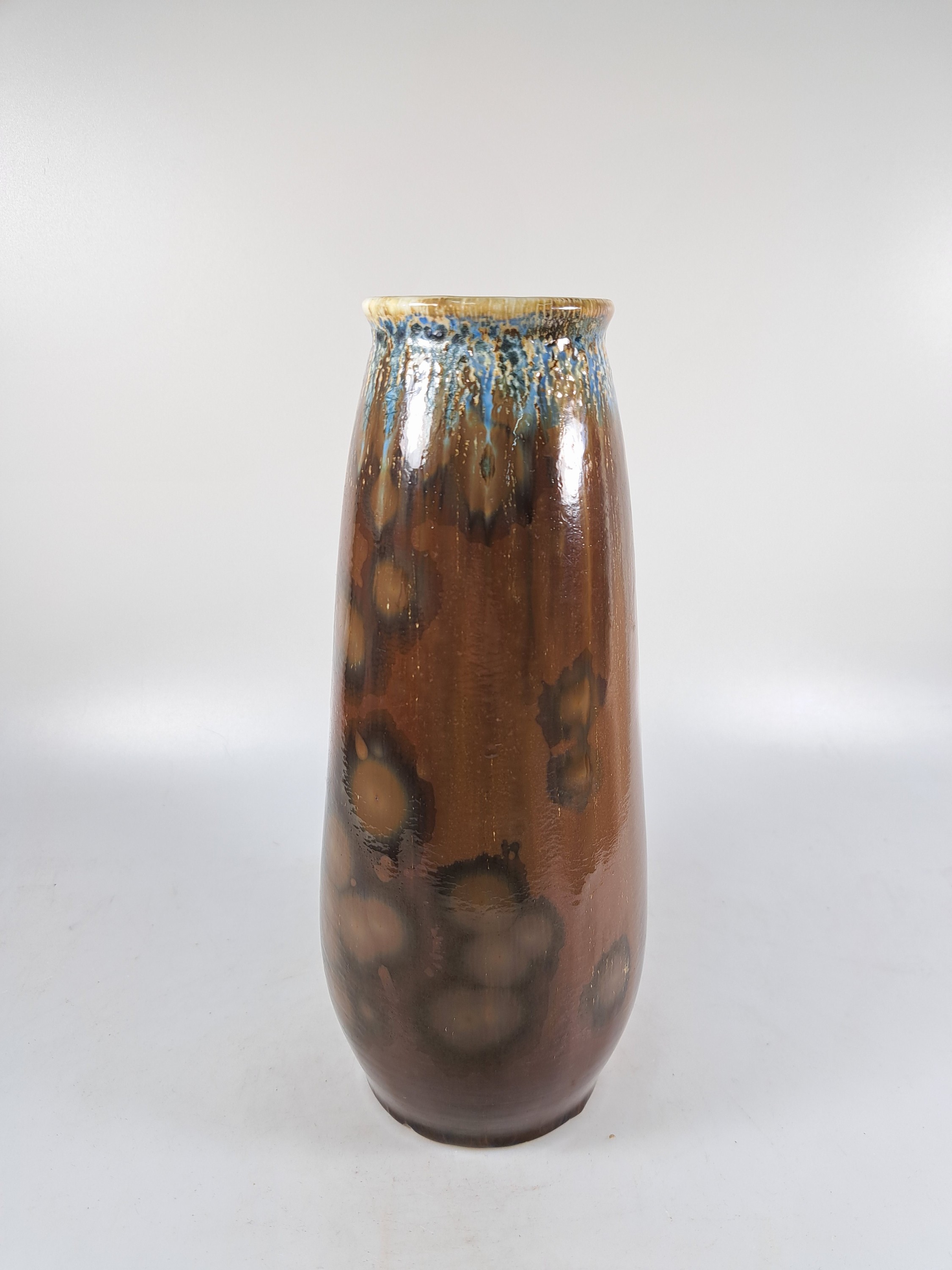Detail b: Vase von Valdemar Engelhardt, Kgl. Kopenhagen, 1894-1897, Porzellan, braune Glasur mit Kristallausblühungen, oben blau-beige verlaufend, H. ca. ...