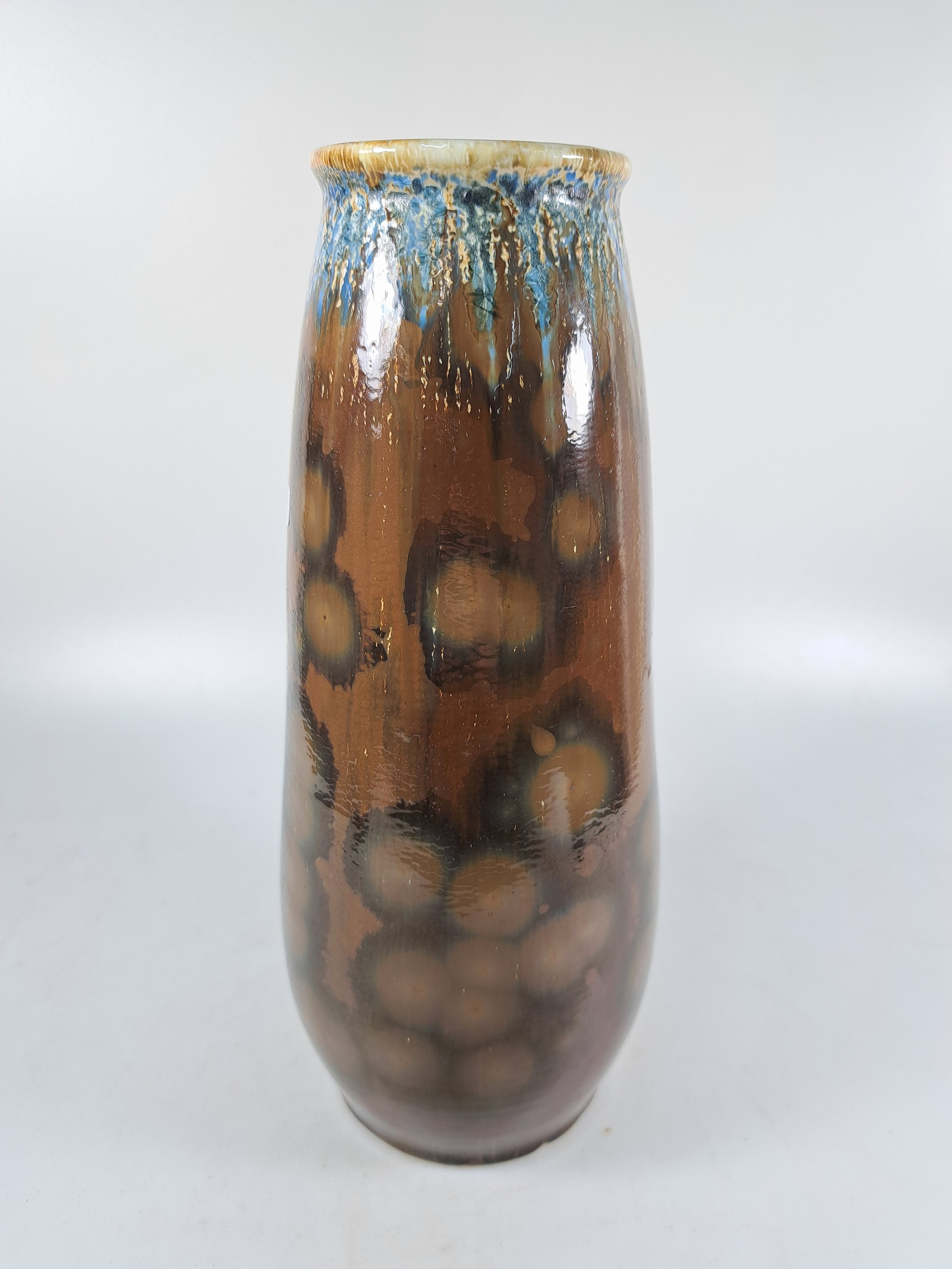 Detail c: Vase von Valdemar Engelhardt, Kgl. Kopenhagen, 1894-1897, Porzellan, braune Glasur mit Kristallausblühungen, oben blau-beige verlaufend, H. ca. ...
