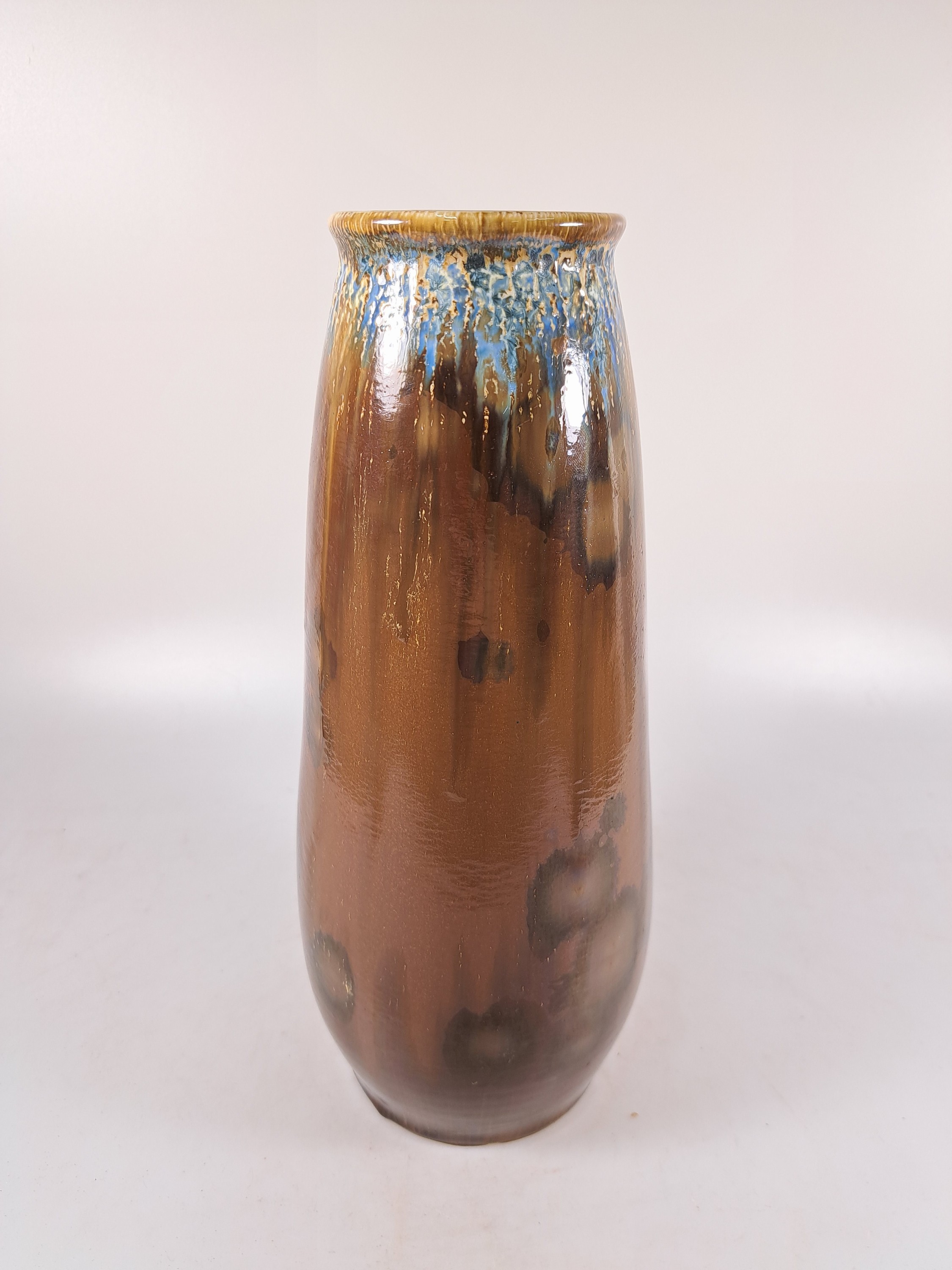 Detail d: Vase von Valdemar Engelhardt, Kgl. Kopenhagen, 1894-1897, Porzellan, braune Glasur mit Kristallausblühungen, oben blau-beige verlaufend, H. ca. ...