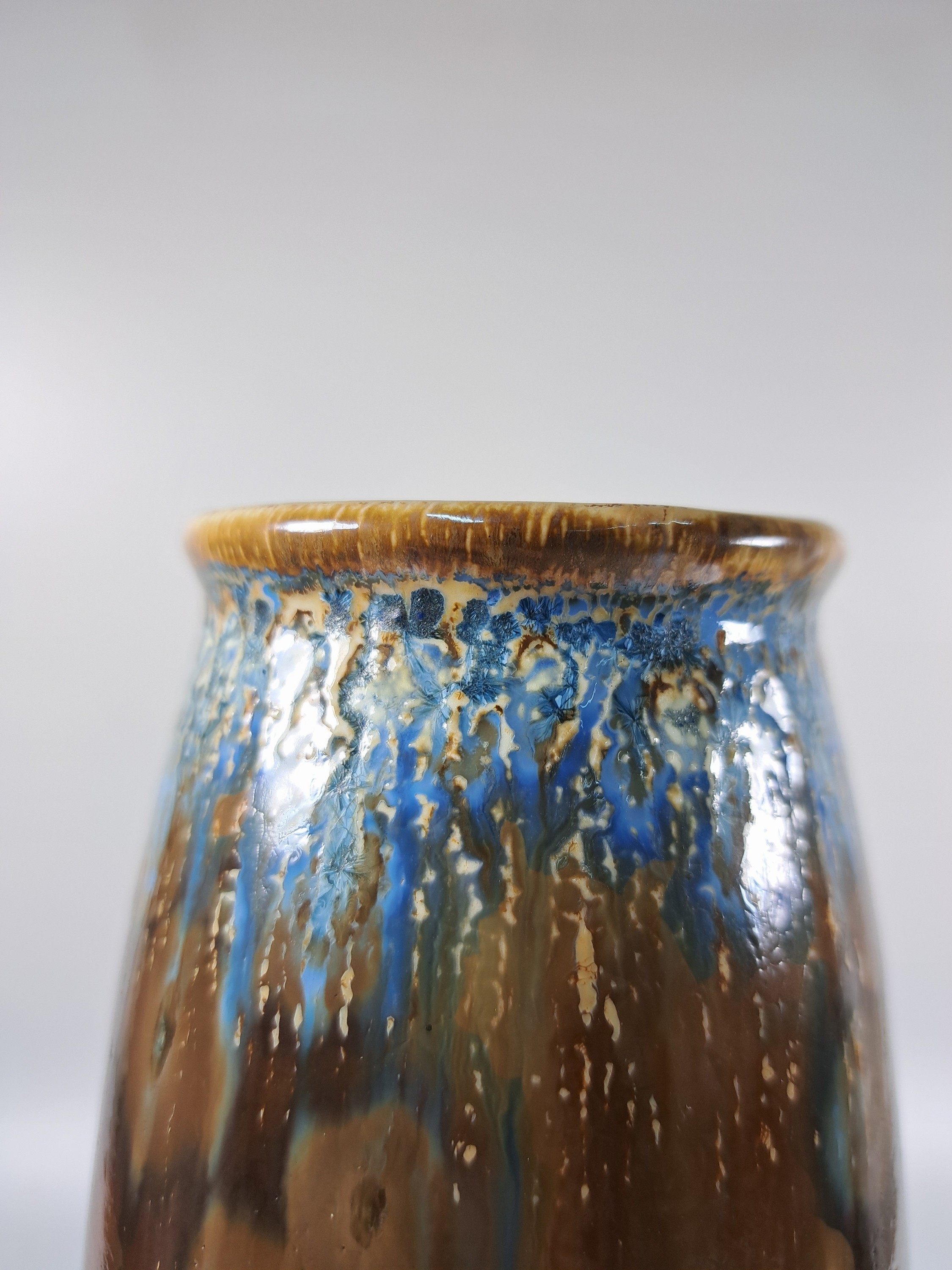 Detail e: Vase von Valdemar Engelhardt, Kgl. Kopenhagen, 1894-1897, Porzellan, braune Glasur mit Kristallausblühungen, oben blau-beige verlaufend, H. ca. ...