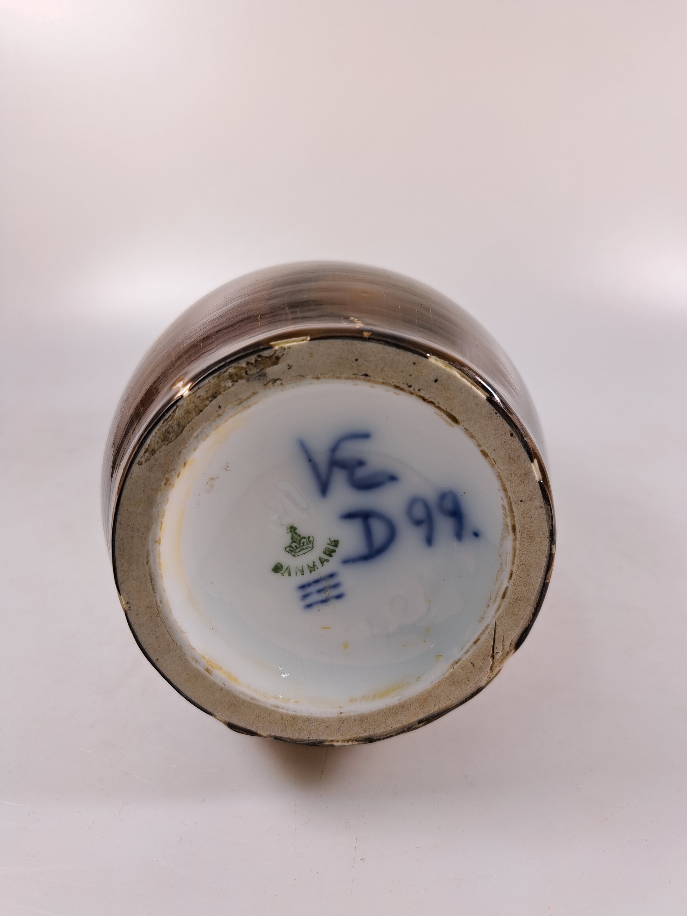 Detail f: Vase von Valdemar Engelhardt, Kgl. Kopenhagen, 1894-1897, Porzellan, braune Glasur mit Kristallausblühungen, oben blau-beige verlaufend, H. ca. ...