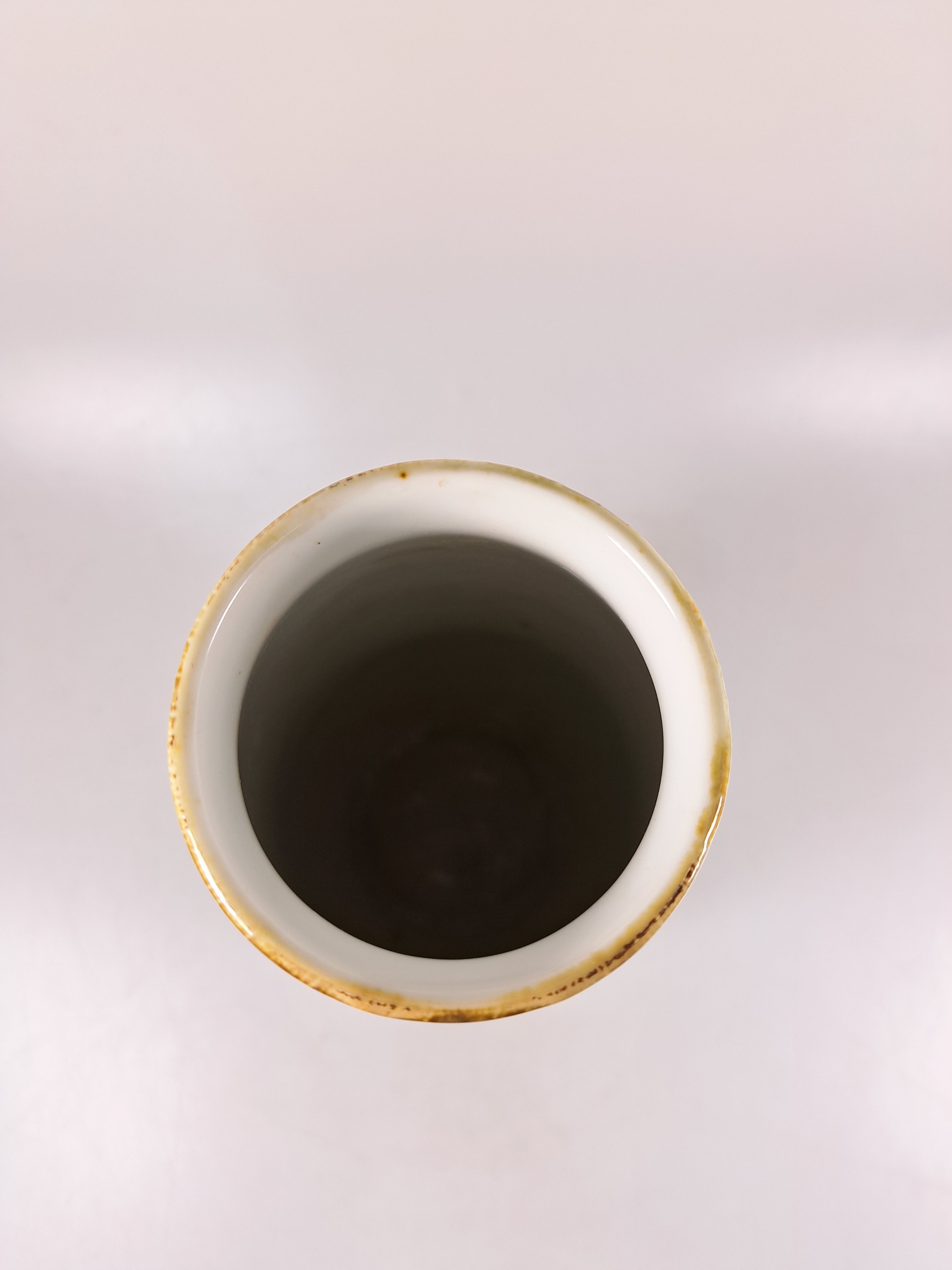 Detail g: Vase von Valdemar Engelhardt, Kgl. Kopenhagen, 1894-1897, Porzellan, braune Glasur mit Kristallausblühungen, oben blau-beige verlaufend, H. ca. ...