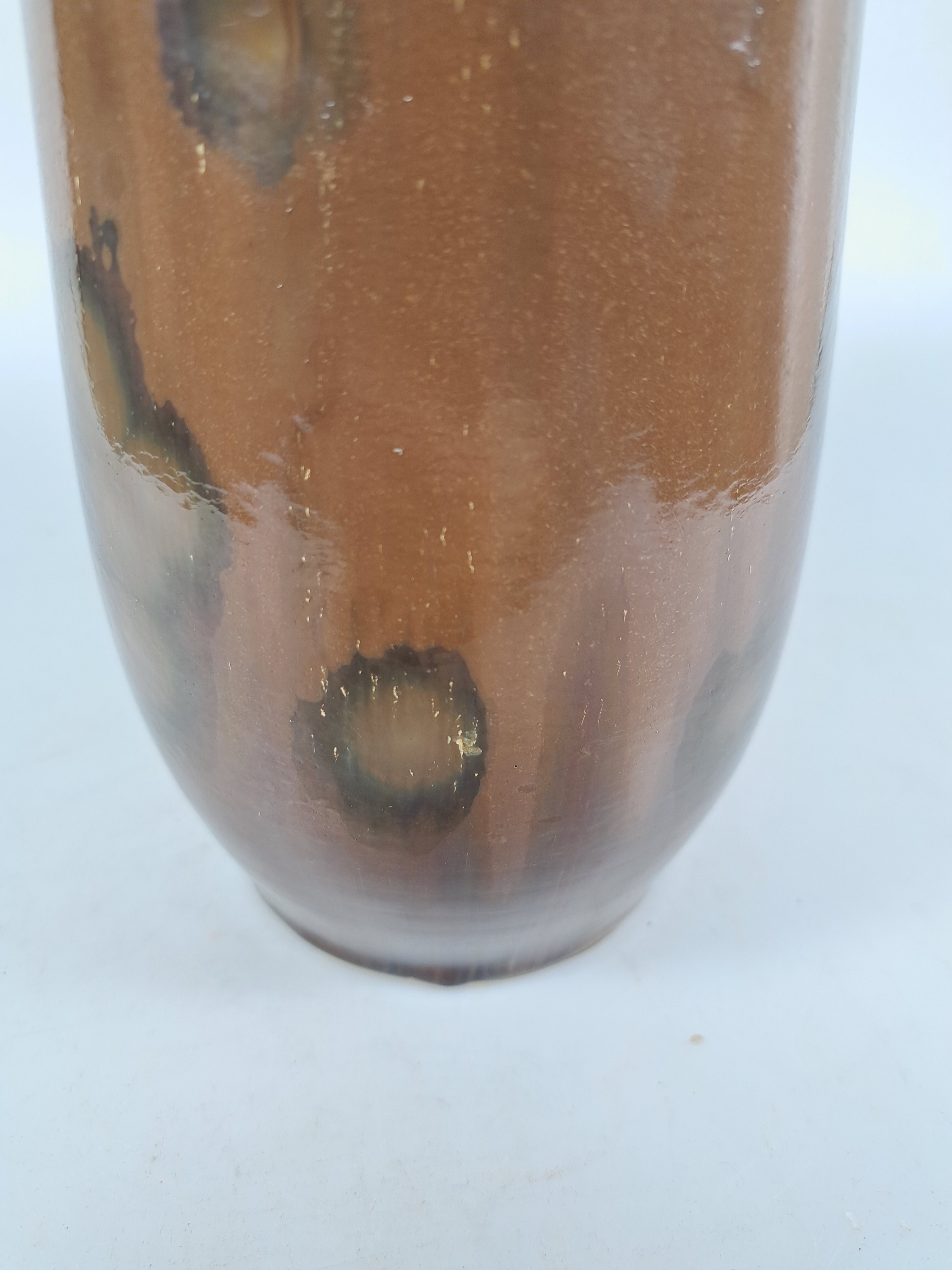 Detail h: Vase von Valdemar Engelhardt, Kgl. Kopenhagen, 1894-1897, Porzellan, braune Glasur mit Kristallausblühungen, oben blau-beige verlaufend, H. ca. ...
