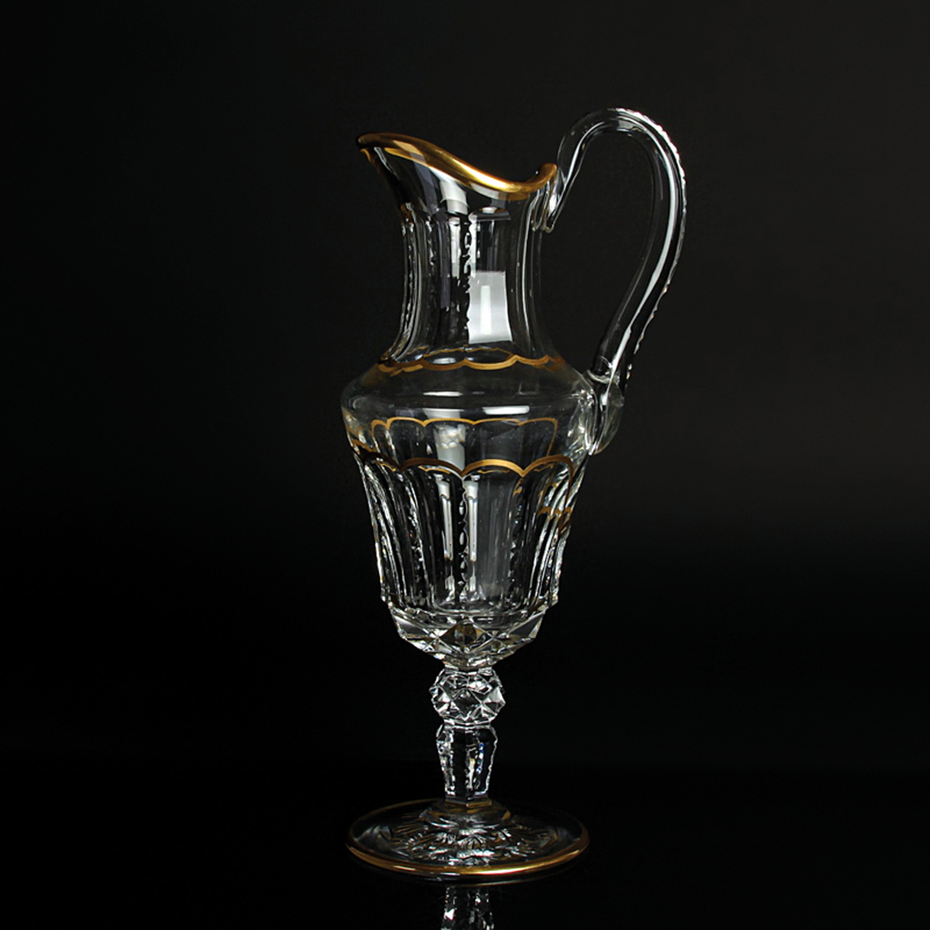 Wasserkrug, Cristallerie St. Louis, Modell Excellence, farbloses Kristallglas reich geschnitten und geschliffen, Goldränder, H. ca. 34.5cm