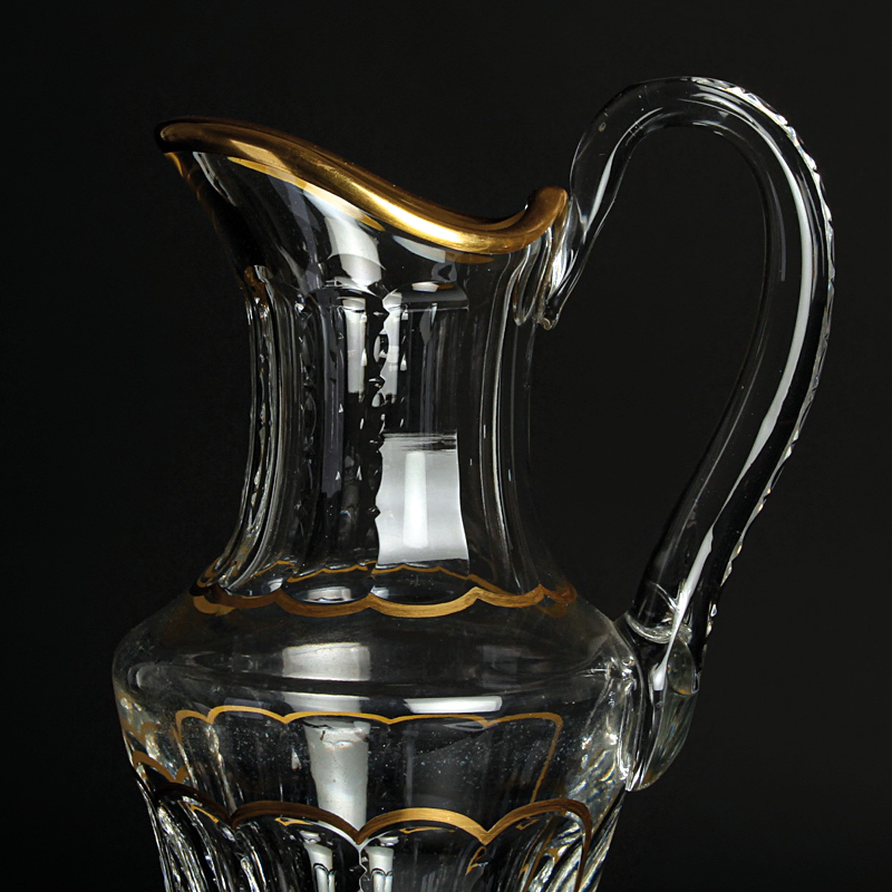 Detail a: Wasserkrug, Cristallerie St. Louis, Modell Excellence, farbloses Kristallglas reich geschnitten und geschliffen, Goldränder, H. ca. 34.5cm